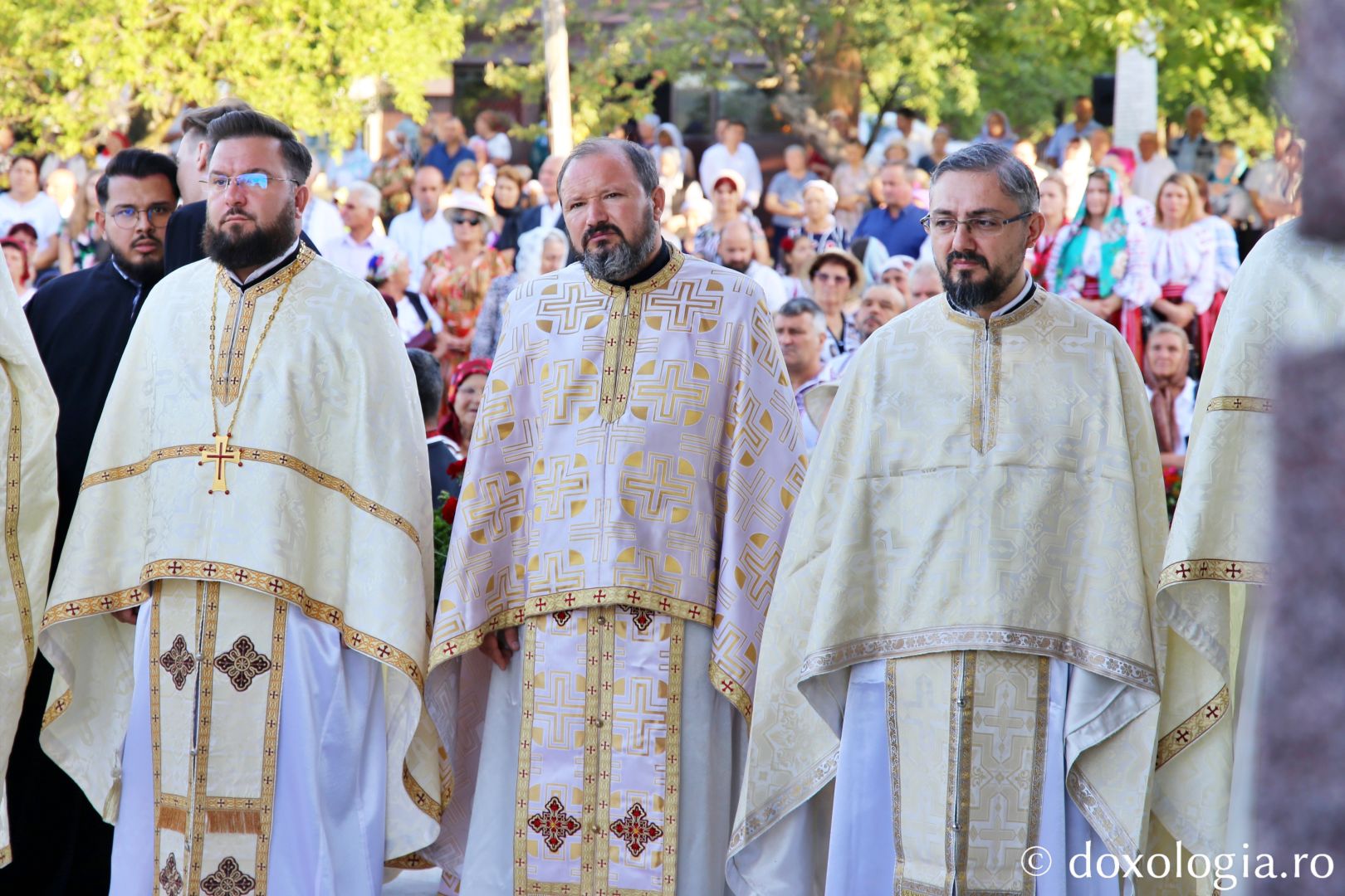 Clerici prezenți la sfințirea Bisericii Mironeasa / Foto: Flavius Popa