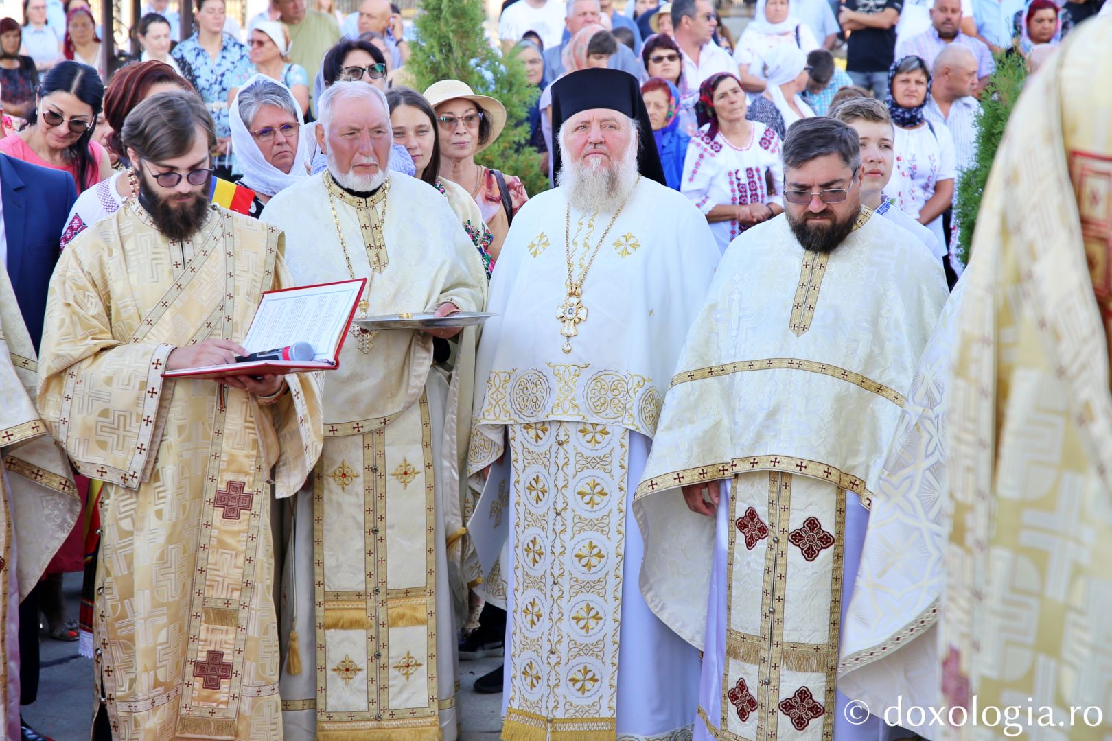 Clerici prezenți la sfințirea Bisericii Mironeasa / Foto: Flavius Popa