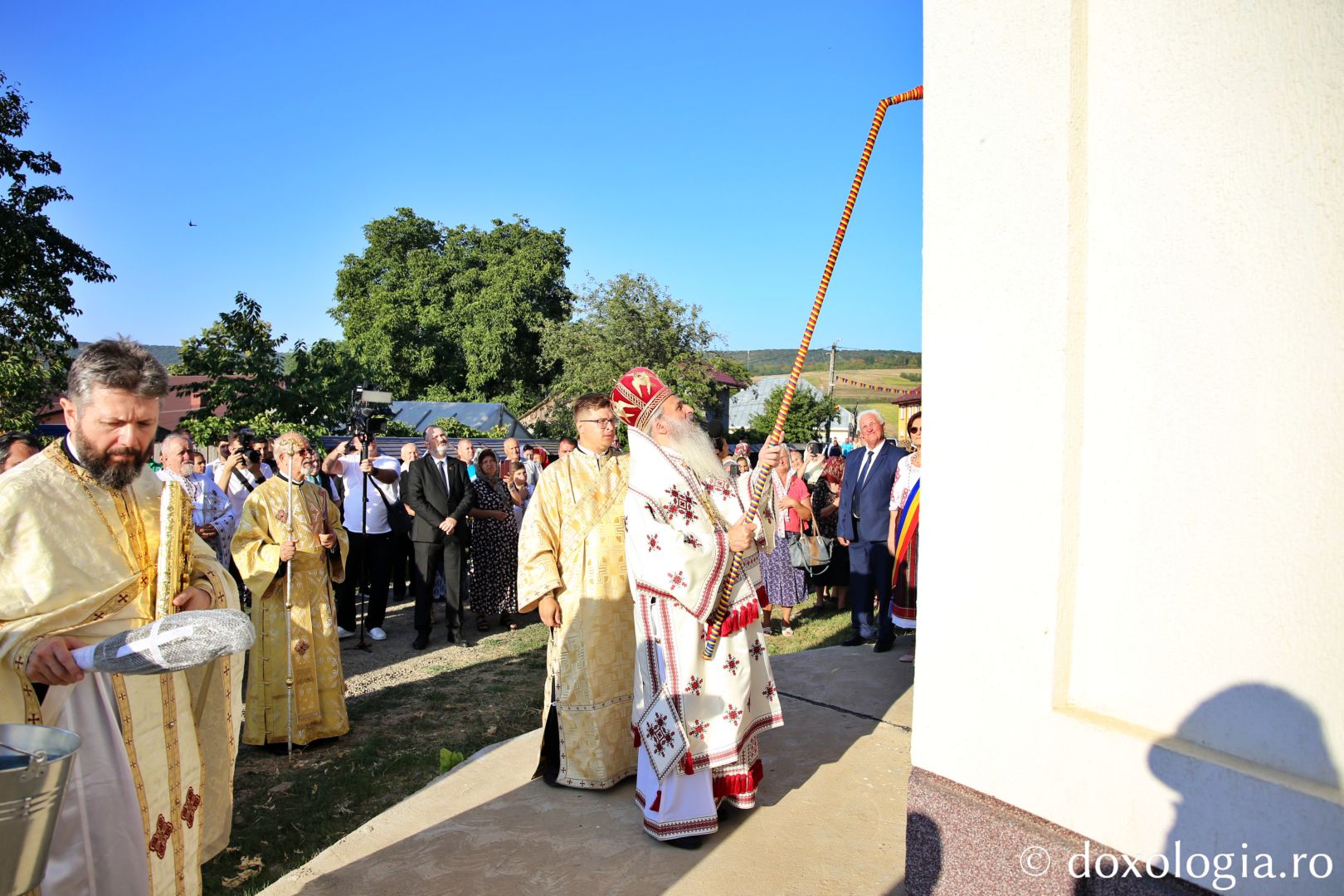 IPS Părinte Mitropolit Teofan, sfințind Biserica Parohiei Mironeasa / Foto: Flavius Popa