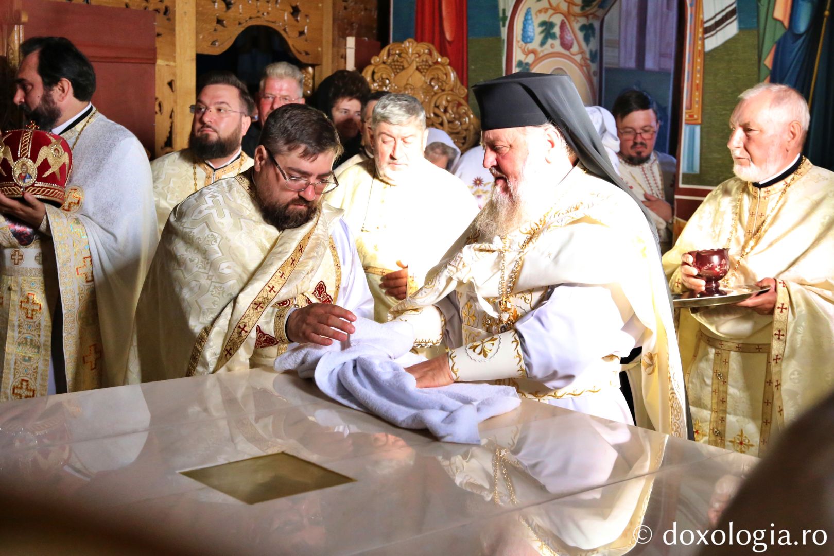 Clerici prezenți la sfințirea Bisericii Mironeasa / Foto: Flavius Popa
