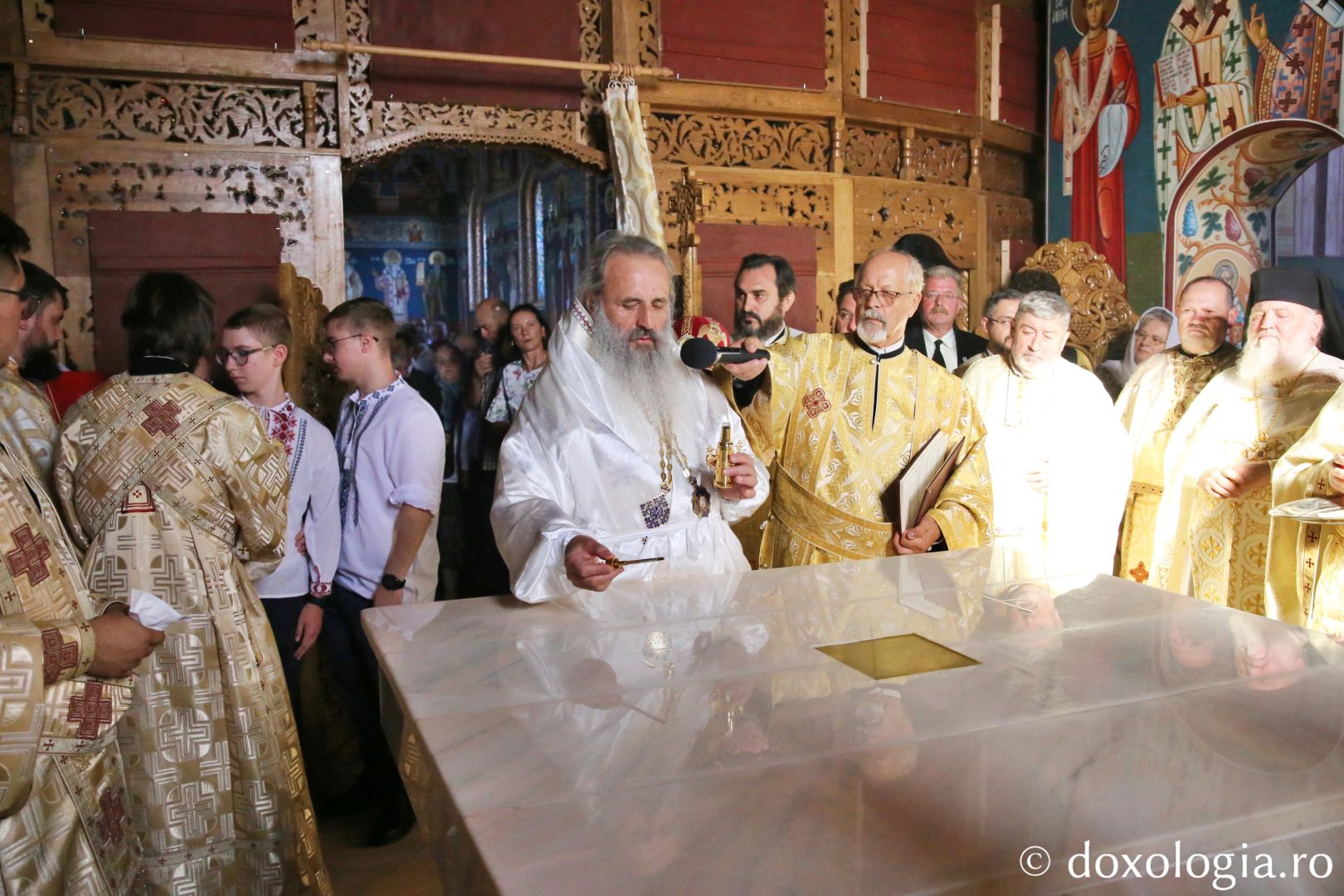 IPS Părinte Mitropolit Teofan, sfințind Biserica Parohiei Mironeasa / Foto: Flavius Popa