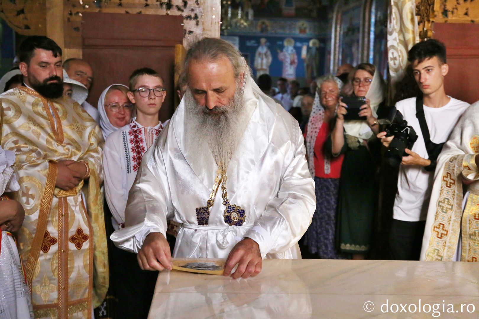 IPS Părinte Mitropolit Teofan, sfințind Biserica Parohiei Mironeasa / Foto: Flavius Popa