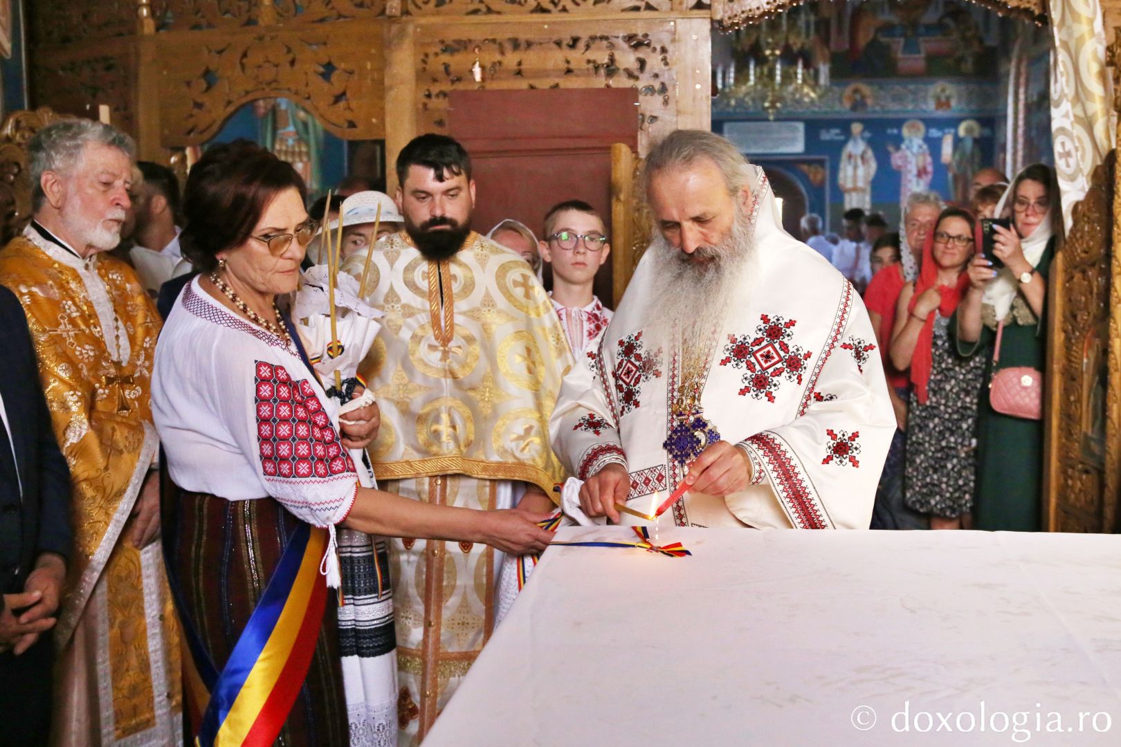 IPS Părinte Mitropolit Teofan, sfințind Biserica Parohiei Mironeasa / Foto: Flavius Popa