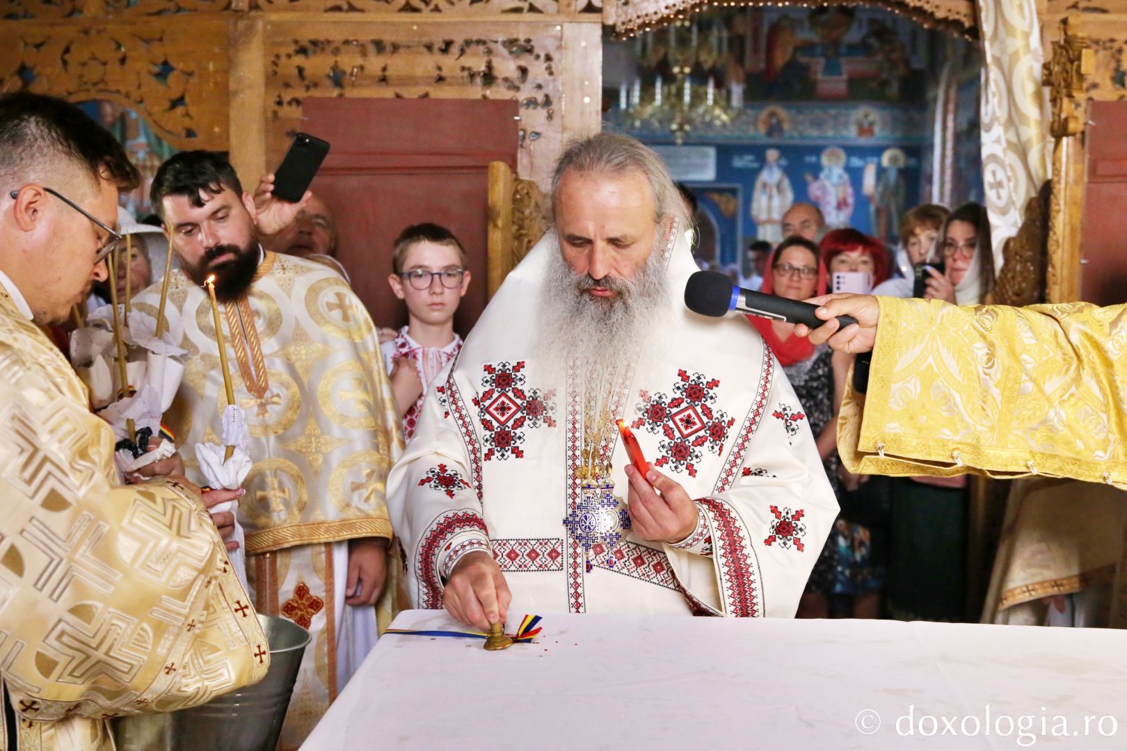 IPS Părinte Mitropolit Teofan, sfințind Biserica Parohiei Mironeasa / Foto: Flavius Popa