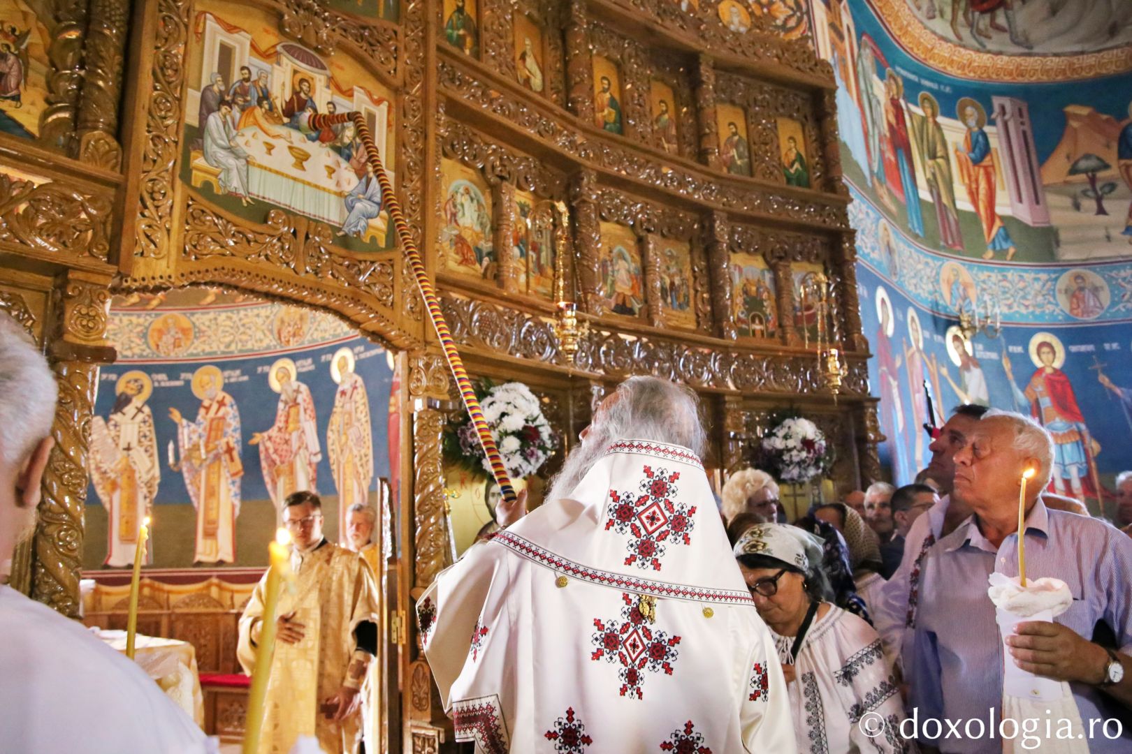 IPS Părinte Mitropolit Teofan, sfințind Biserica Parohiei Mironeasa / Foto: Flavius Popa