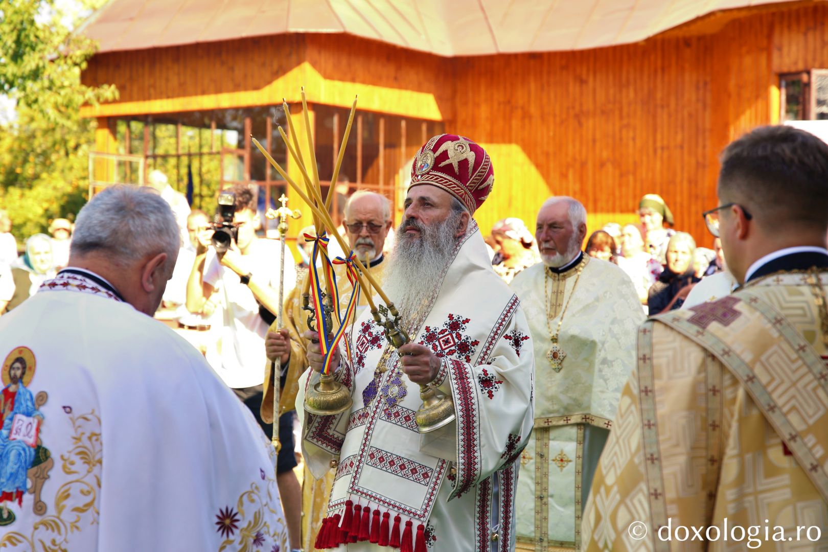 IPS Teofan săvârșind Sfânta Liturghie cu prilejul sfințirii Bisericii Mironeasa / Foto: Flavius Popa