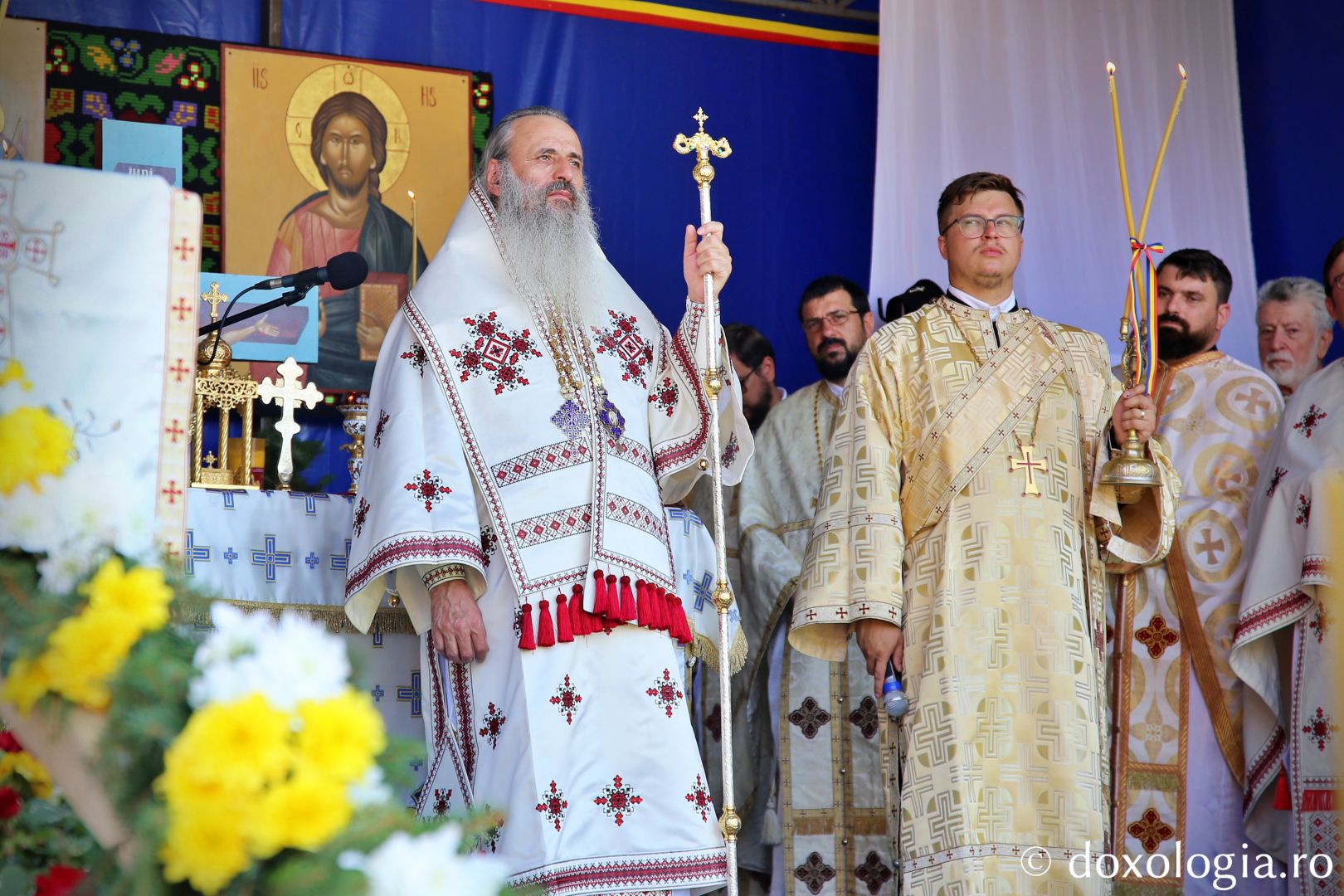 IPS Teofan săvârșind Sfânta Liturghie cu prilejul sfințirii Bisericii Mironeasa / Foto: Flavius Popa