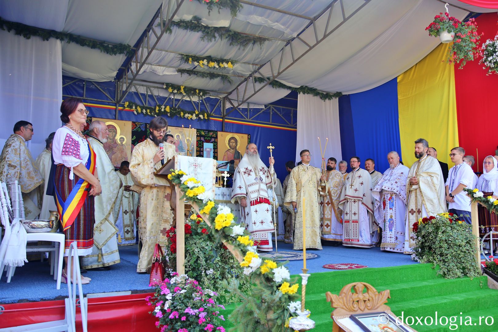 IPS Teofan săvârșind Sfânta Liturghie cu prilejul sfințirii Bisericii Mironeasa / Foto: Flavius Popa