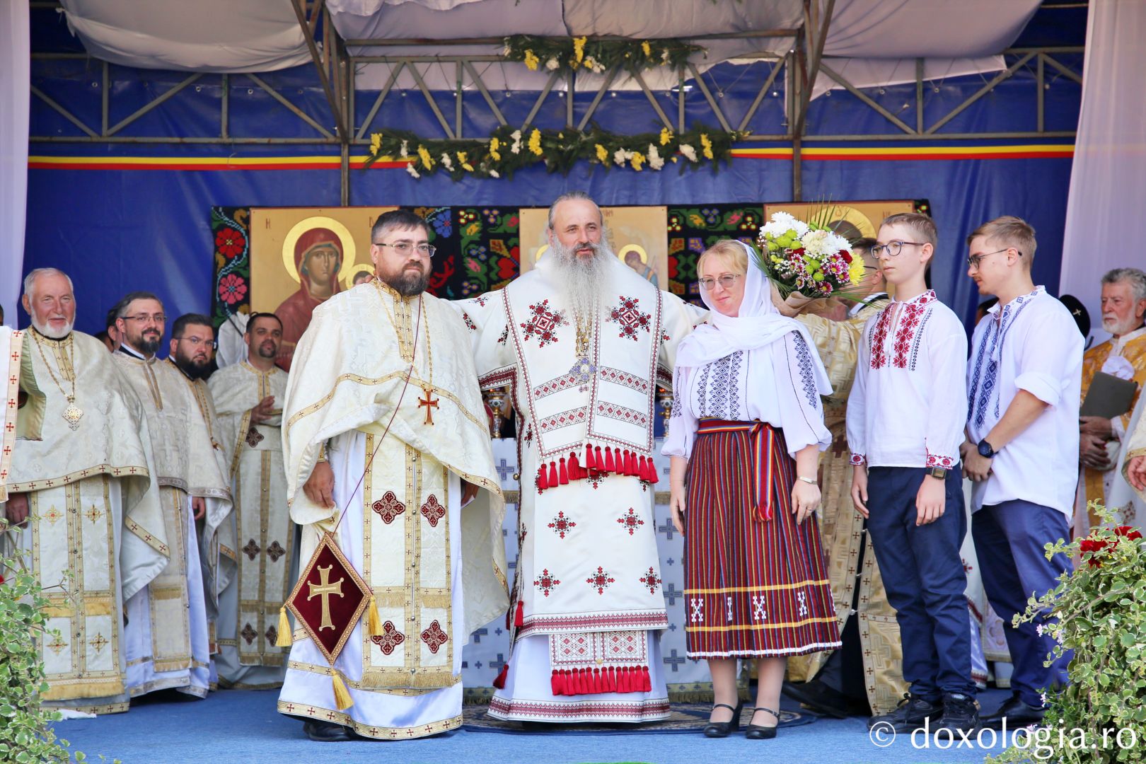 Pr. Ioan Cârcu primind rangul de iconom stavrofor / Foto: Flavius Popa