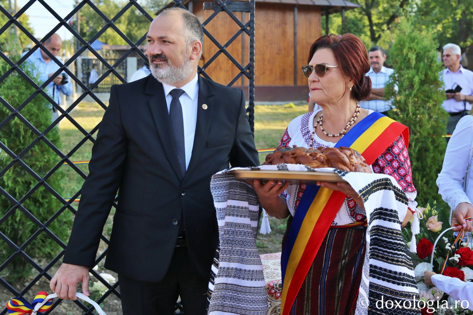 Autoritățile locale, întâmpinându-l pe IPS Teofan / Foto: Flavius Popa