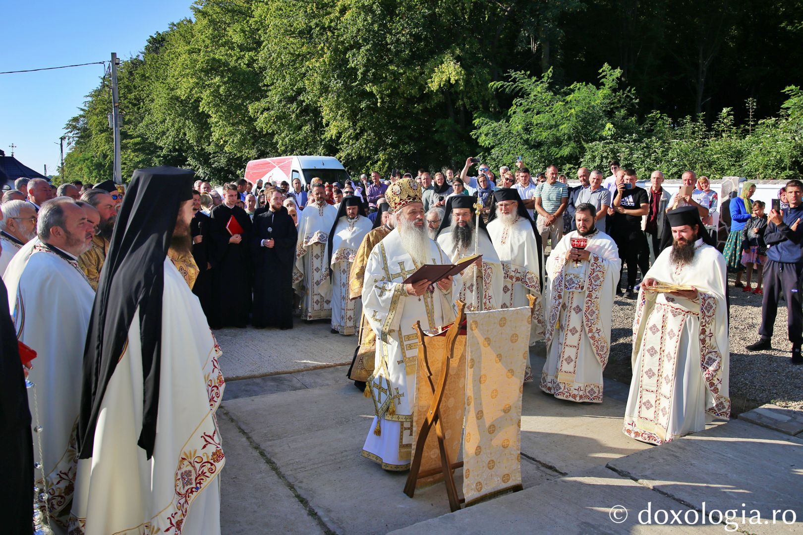 Moment din cadrul sfințirii Bisericii „Sfântul Ioan Iacob” Urecheni / Foto: Flavius Popa