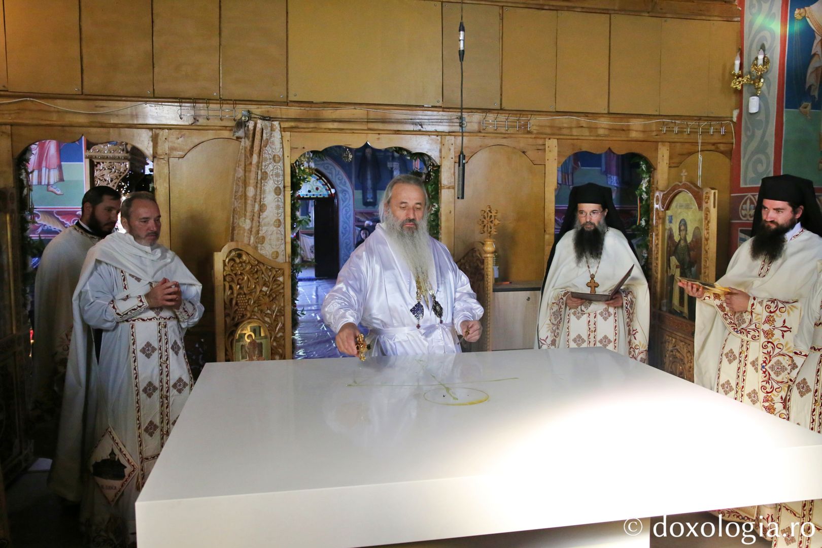 Moment din cadrul sfințirii Bisericii „Sfântul Ioan Iacob” Urecheni / Foto: Flavius Popa