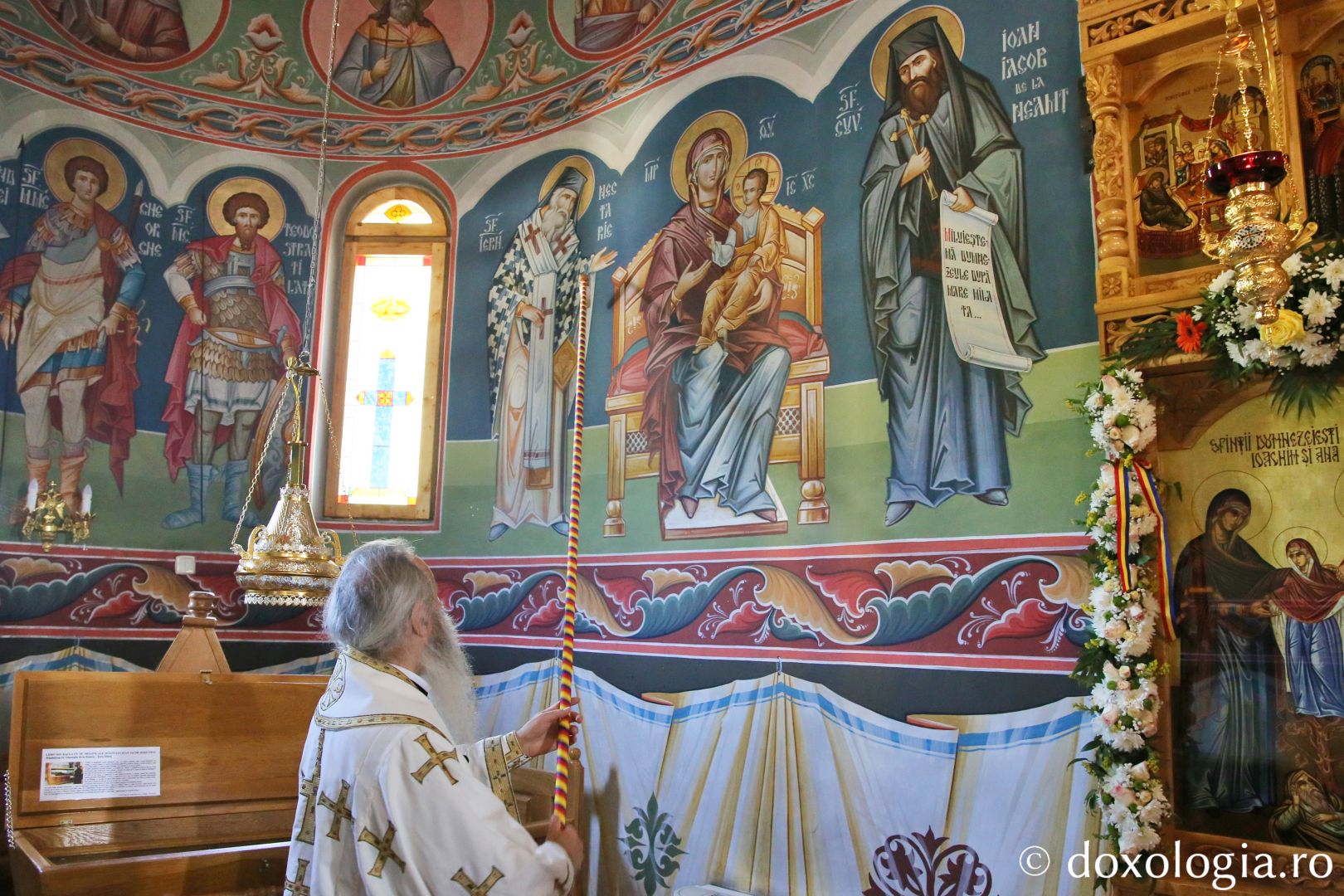 Moment din cadrul sfințirii Bisericii „Sfântul Ioan Iacob” Urecheni / Foto: Flavius Popa