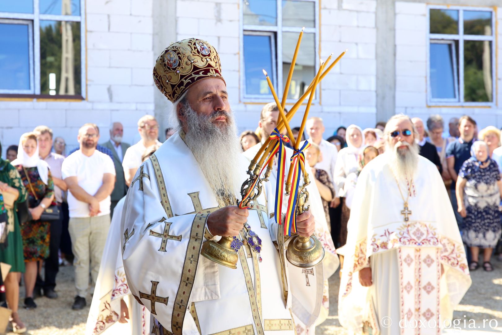 IPS Teofan săvârșind Sfânta Liturghie cu prilejul sfințirii Bisericii „Sfântul Ioan Iacob” Urecheni / Foto: Flavius Popa