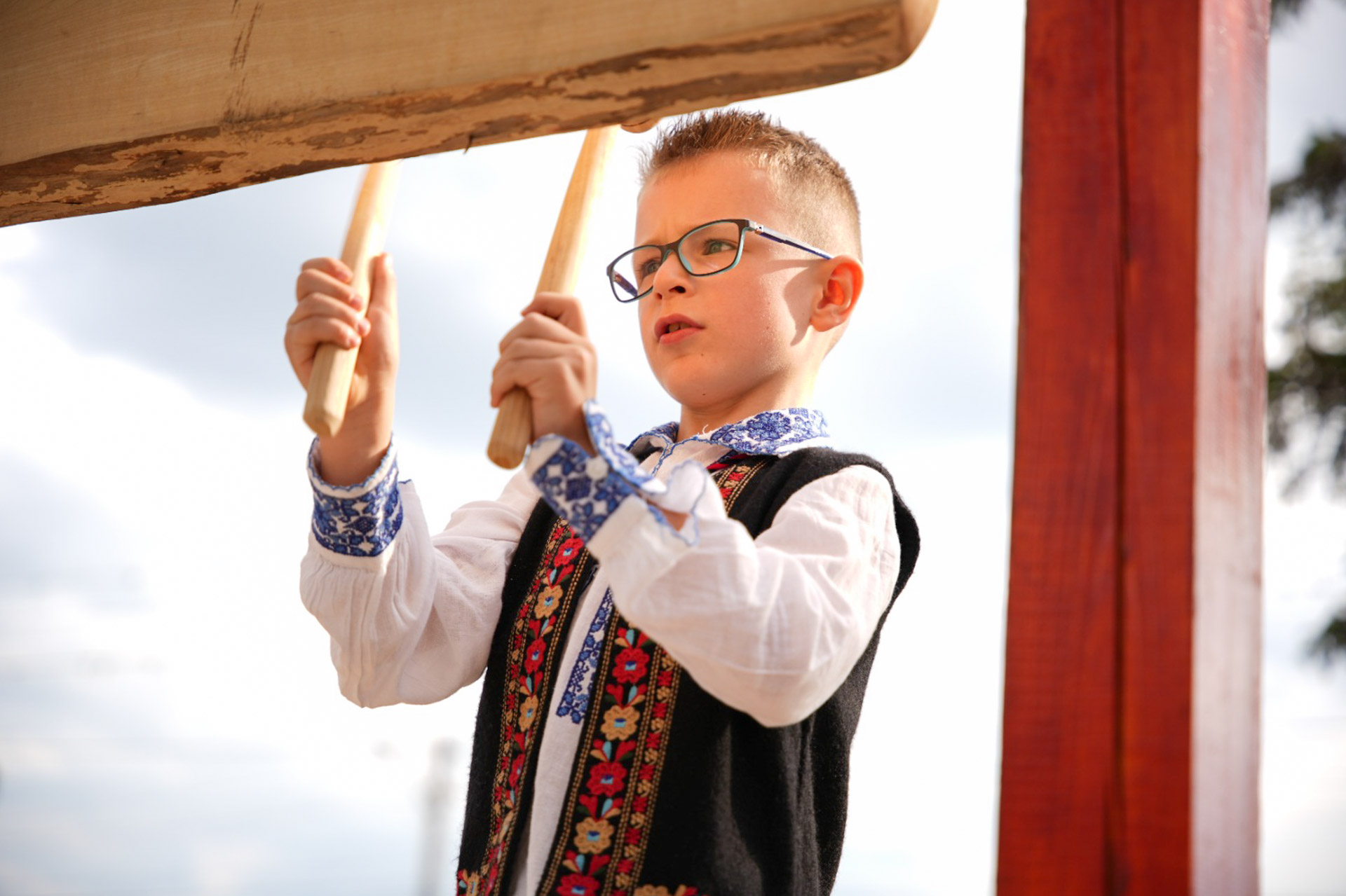 Copil care bate toaca