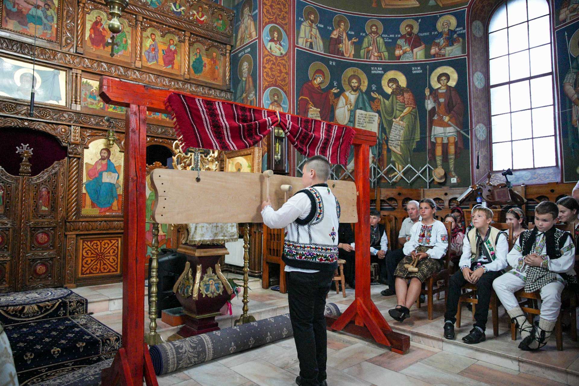 Copil care bate toaca