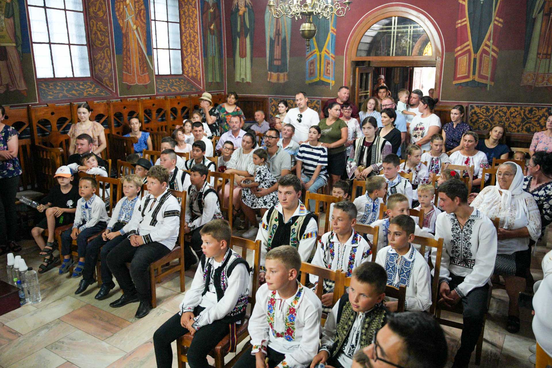 Copii în biserică