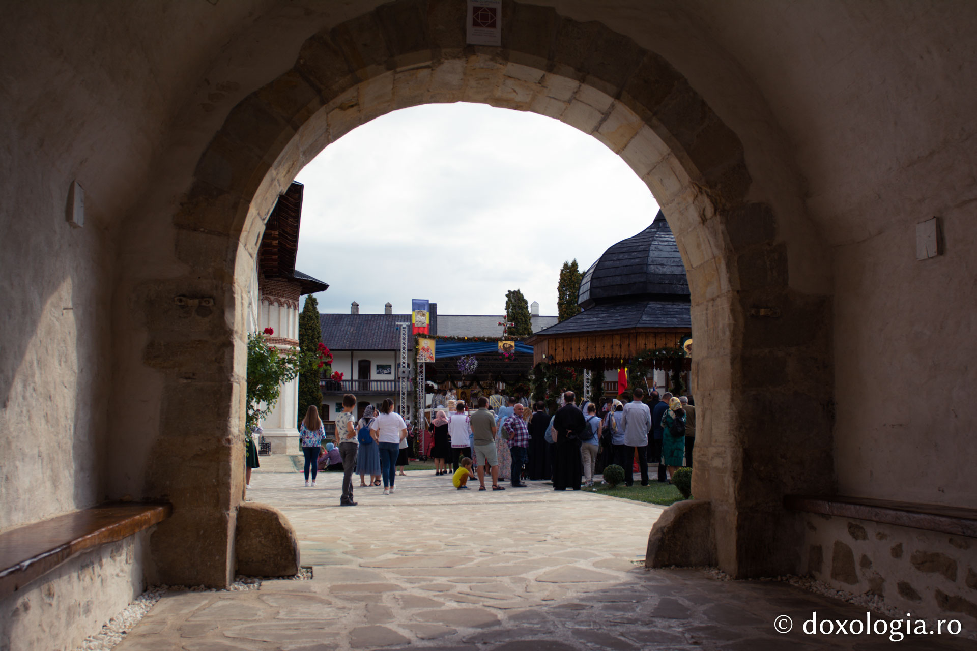 Credincioși, participând la Sfânta Liturghie / Foto: Mihail Vrăjitoru Credincioși, participând la Sfânta Liturghie