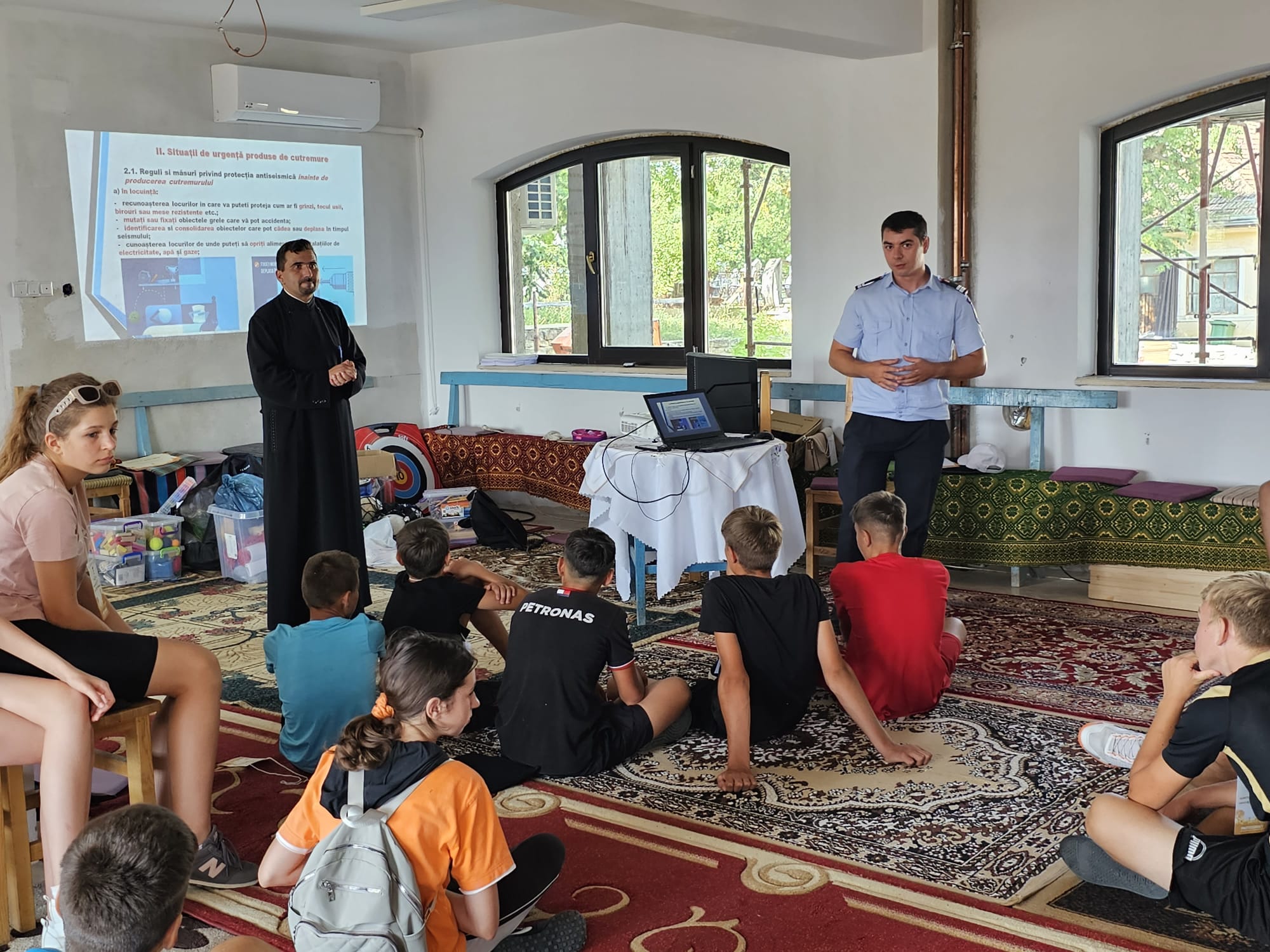 Copiii aflați în Tabăra de vară de la Oneaga au primit vizita pompierilor