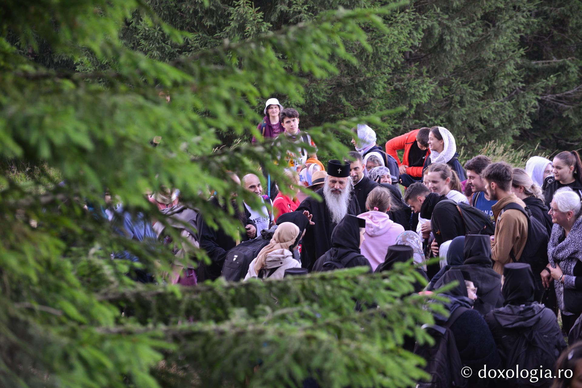 IPS Teofan, alături de pelerini