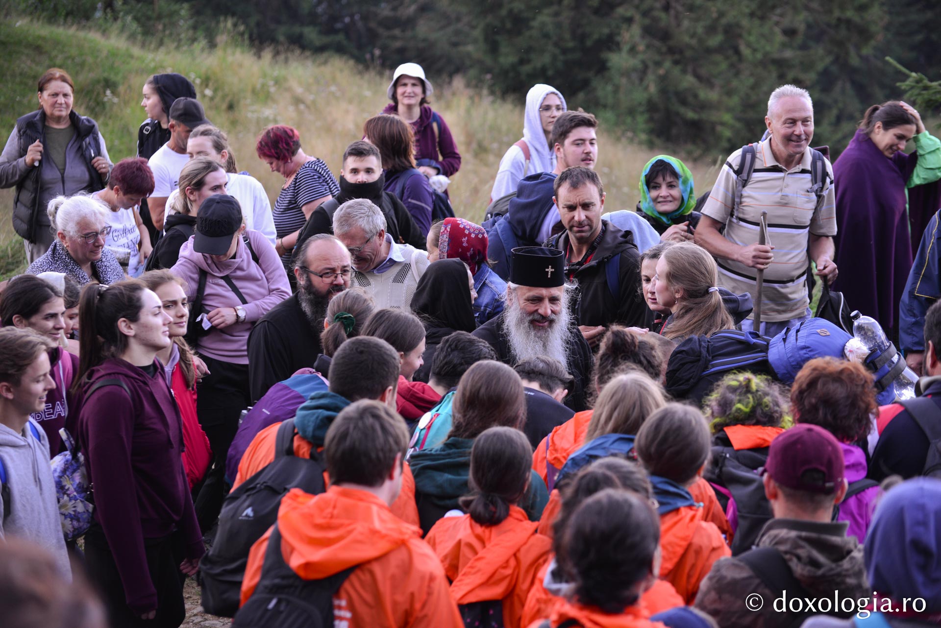 IPS Teofan, alături de pelerini