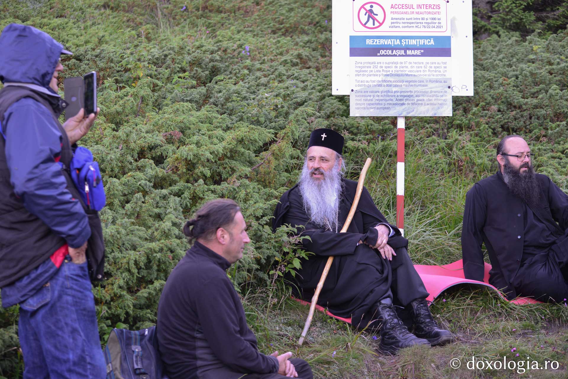 IPS Teofan, alături de pelerini