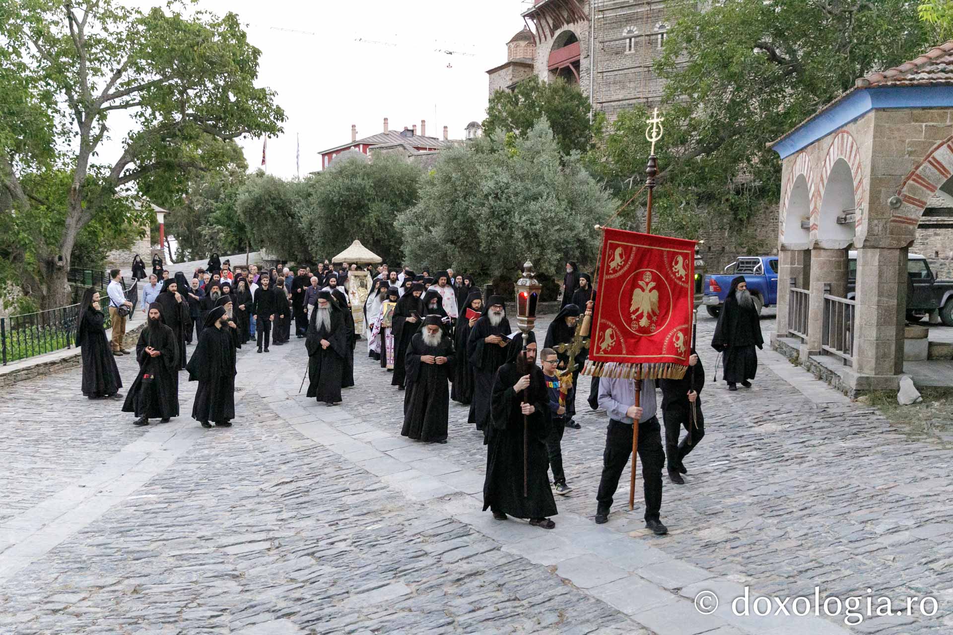 Procesiune cu icoana Maicii Domnului „Vimatarissa” (Altarița) la Mănăstirea Vatoped / Foto: pr. Silviu Cluci Procesiune cu icoana Maicii Domnului „Vimatarissa” (Altarița) la Mănăstirea Vatoped
