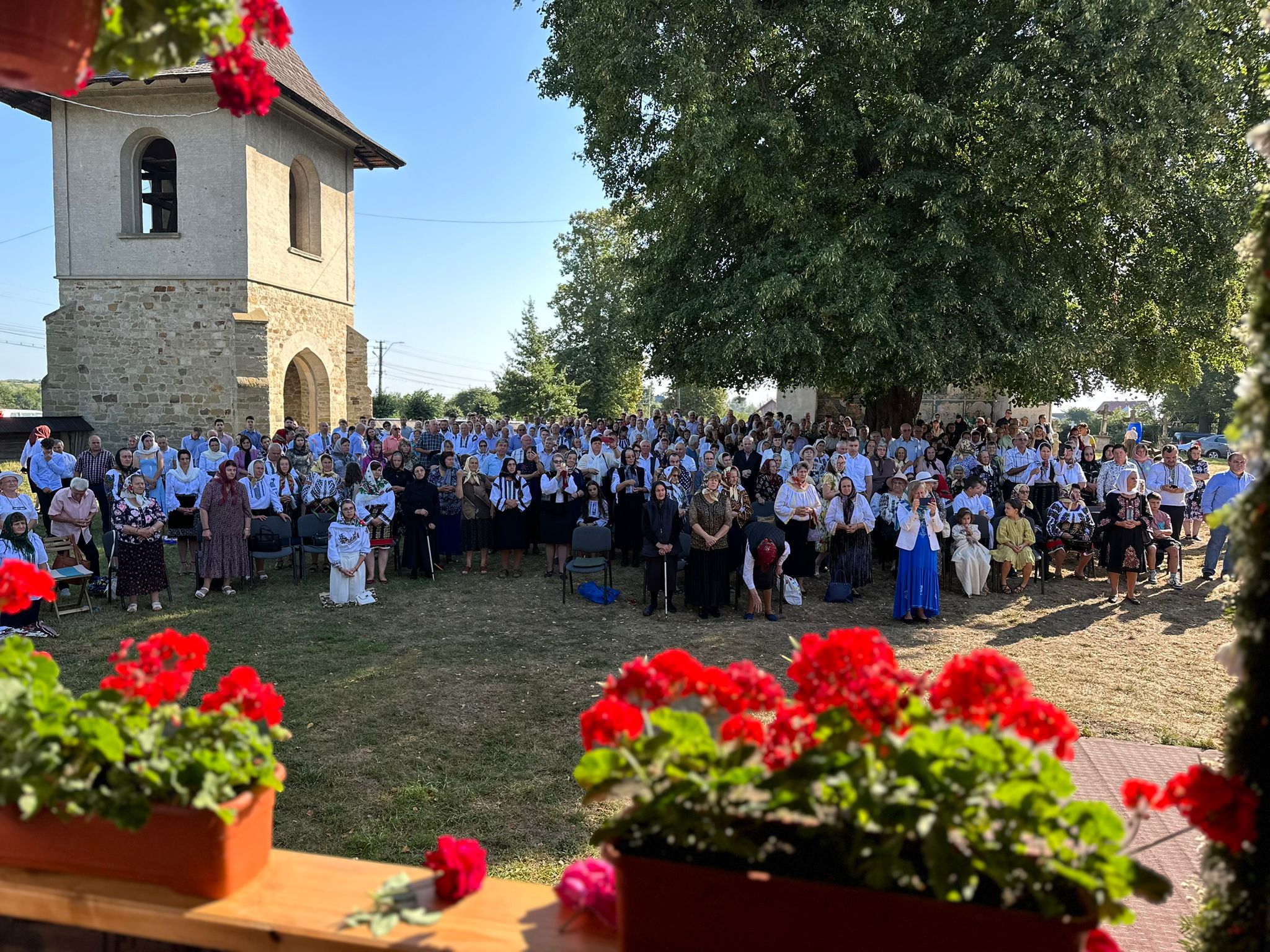 Credincioși la Mănăstirea Arbore