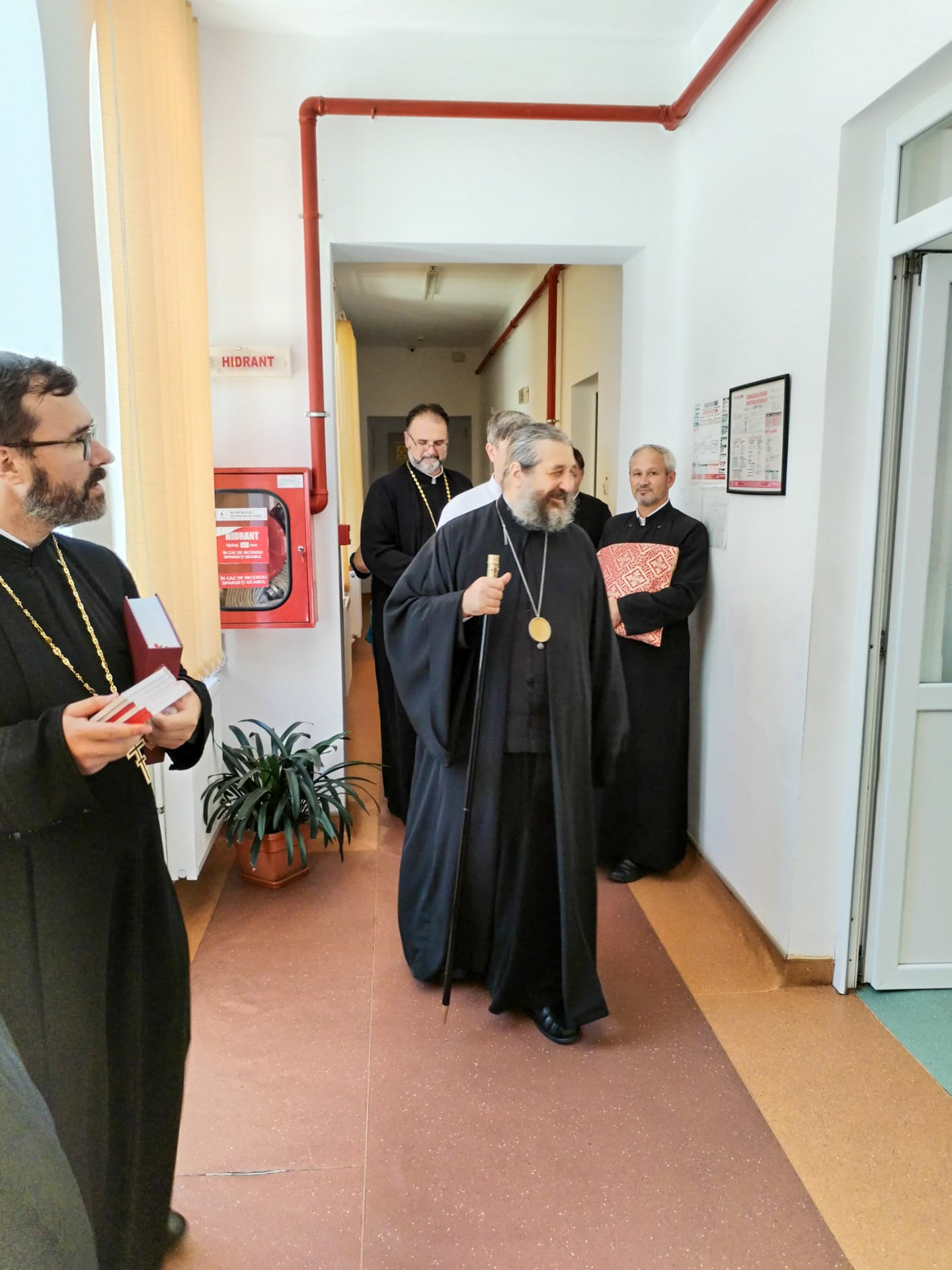 PS Nichifor Botoșăneanul, alături de bătrâni