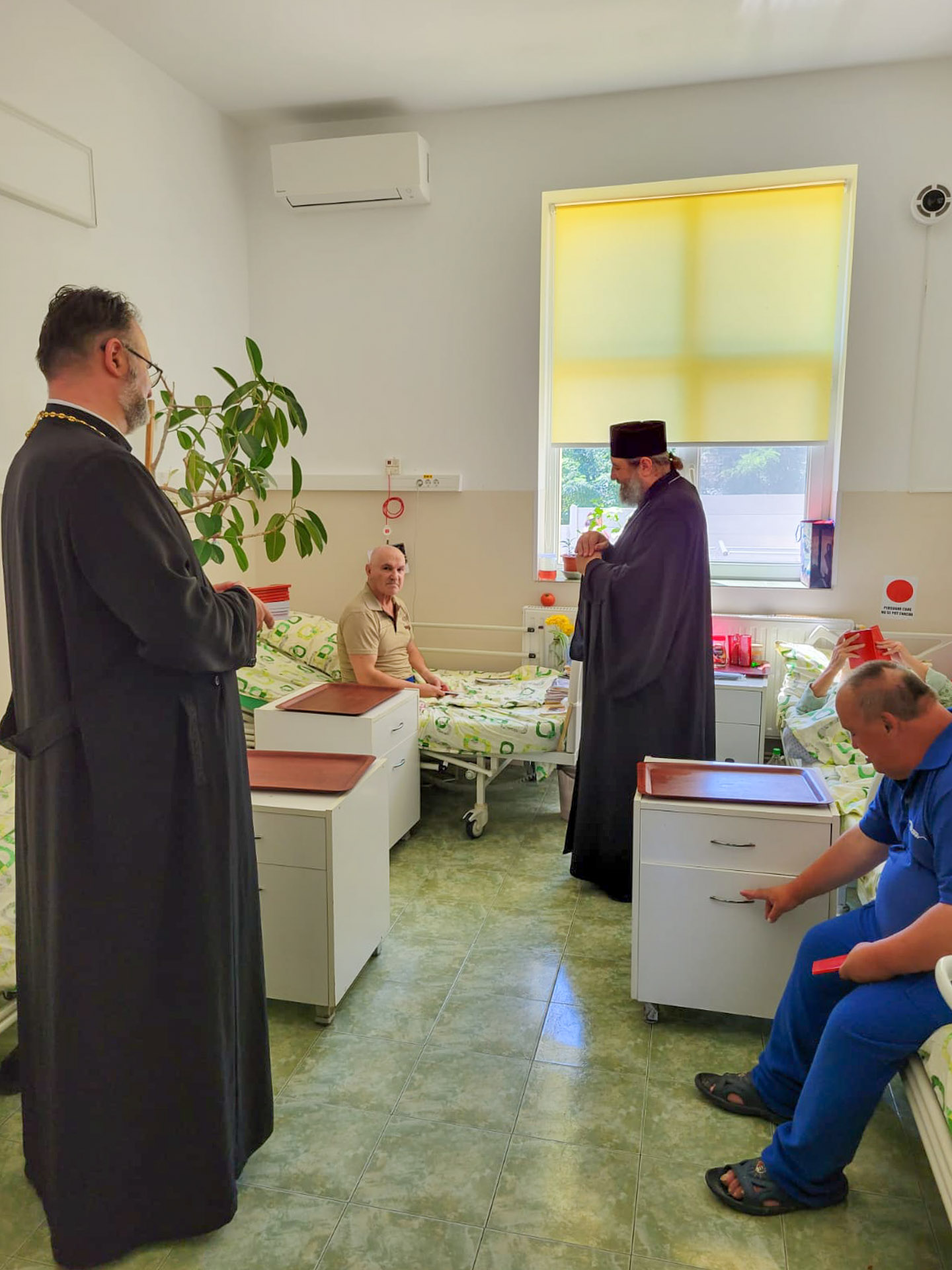 PS Nichifor Botoșăneanul, alături de bătrâni