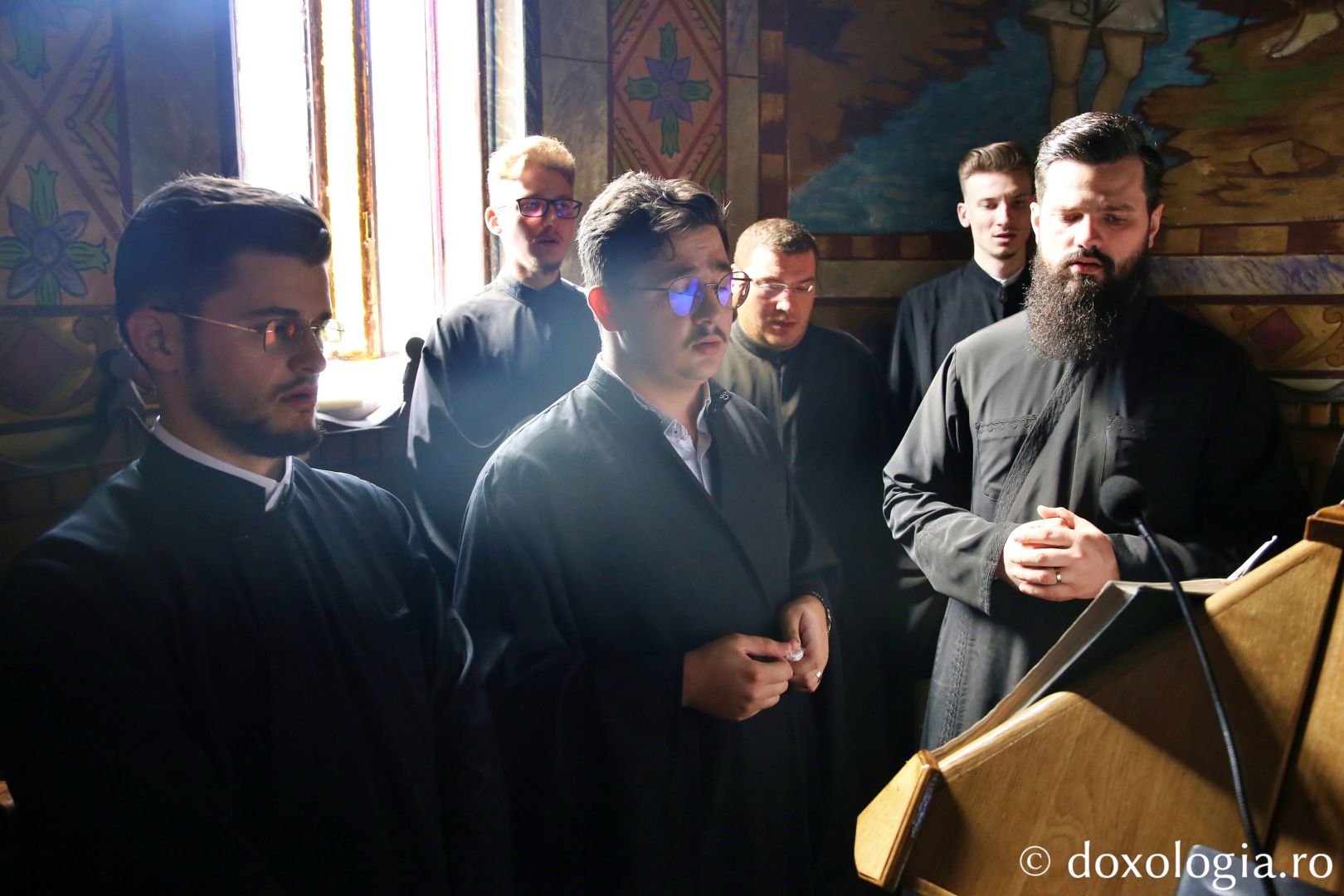 Corul psalților oferind răspunsurile liturgice la Sfânta Liturghie / Foto: Flavius Popa