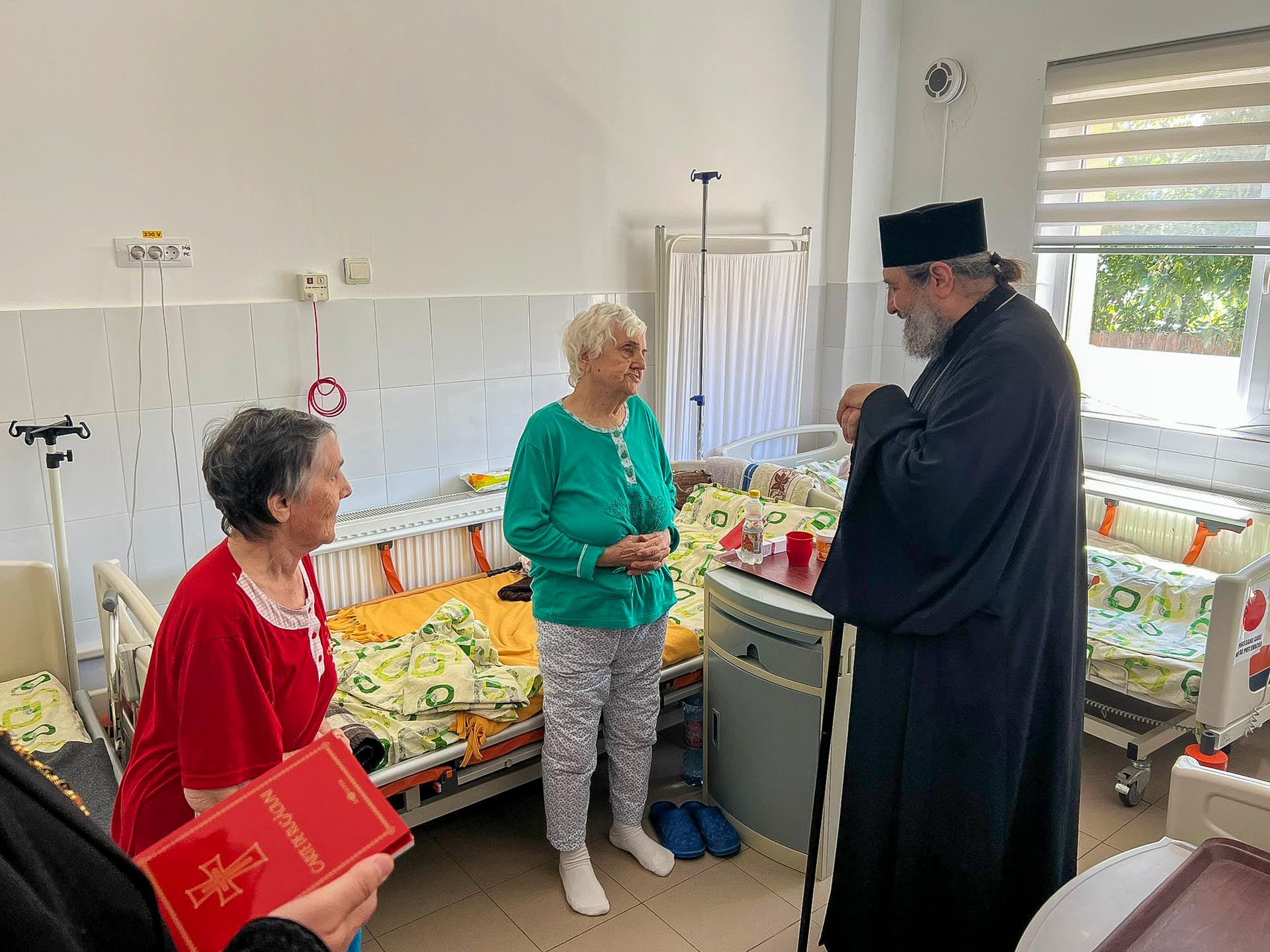 PS Nichifor Botoșăneanul, alături de bătrâni