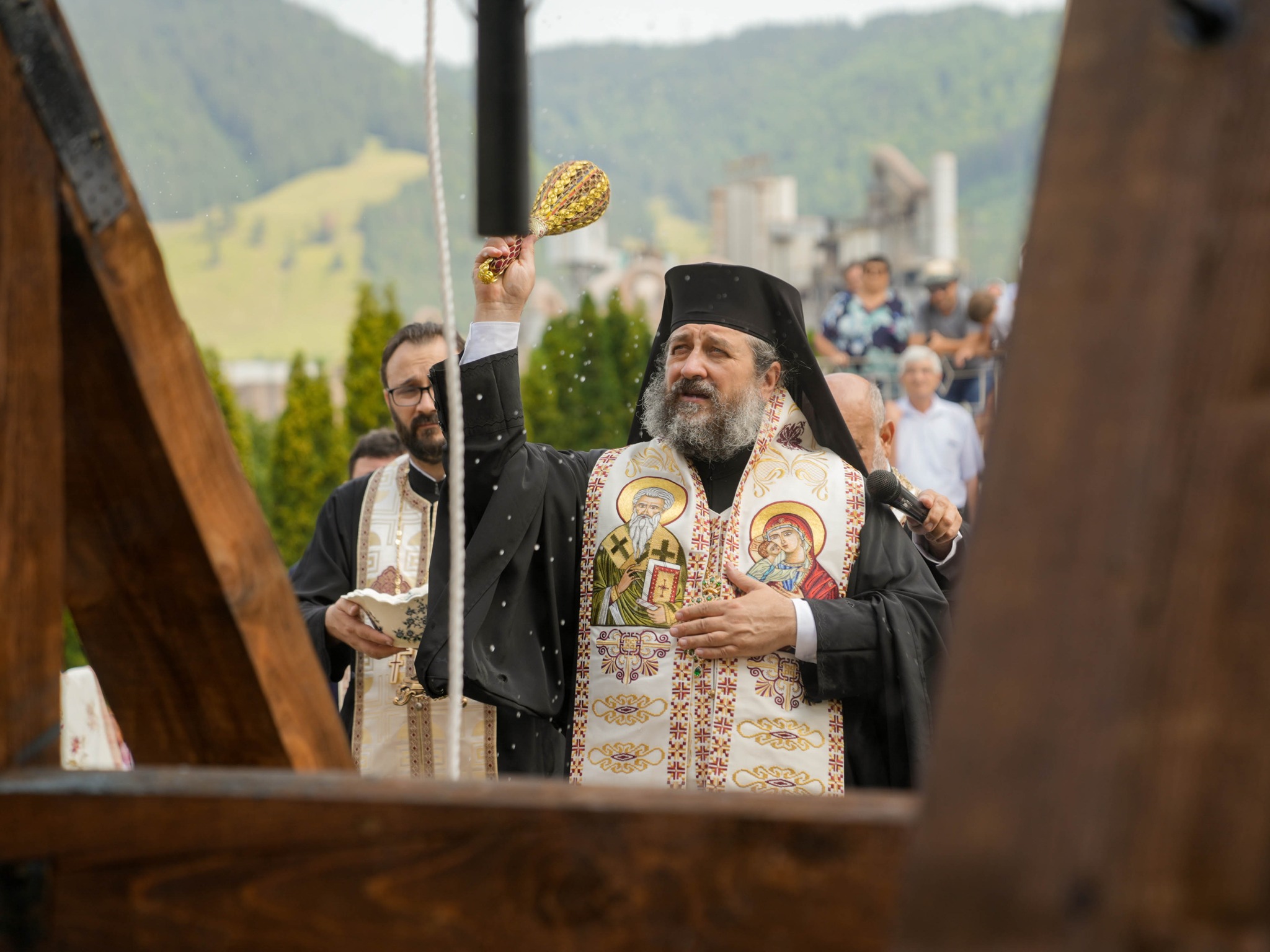 PS Nichifor a sfințit clopotele bisericii Parohiei Secu-Tașca