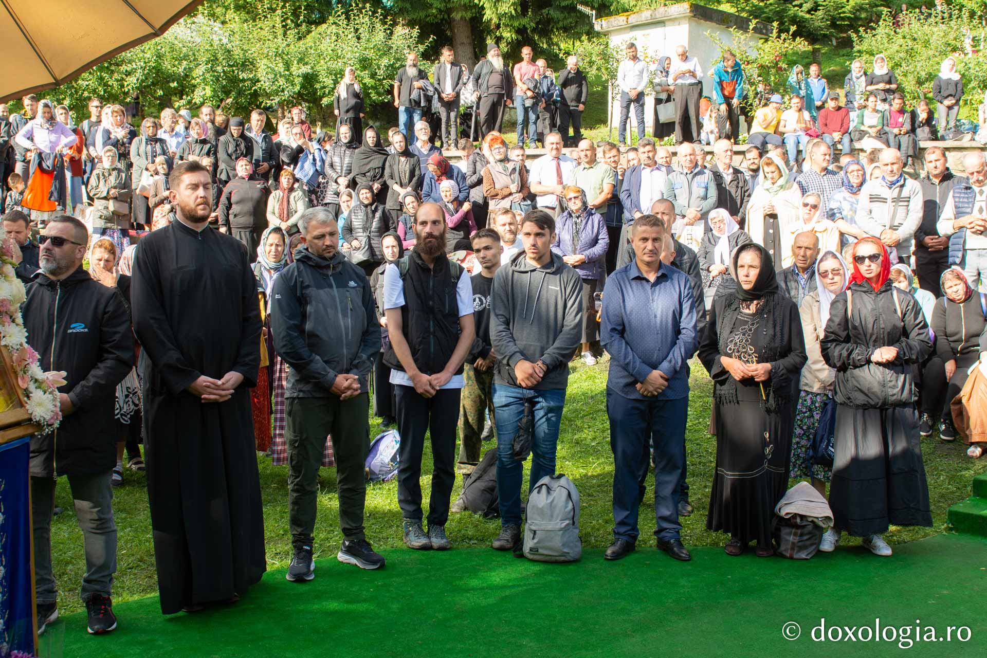 Credincioși, participând la Sfânta Liturghie / Foto: Mihail Vrăjitoru Credincioși, participând la Sfânta Liturghie