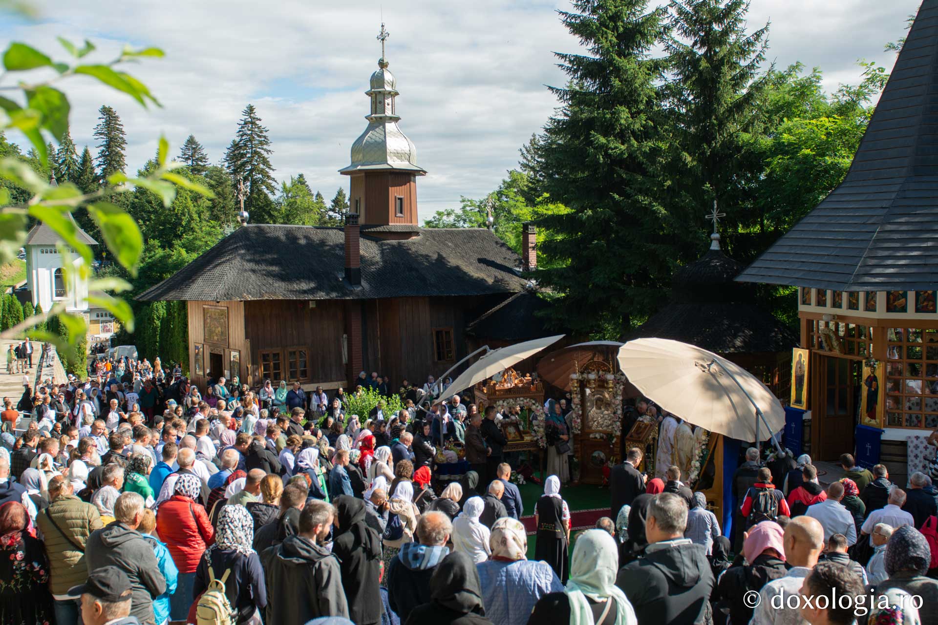 Credincioși, participând la Sfânta Liturghie / Foto: Mihail Vrăjitoru Credincioși, participând la Sfânta Liturghie