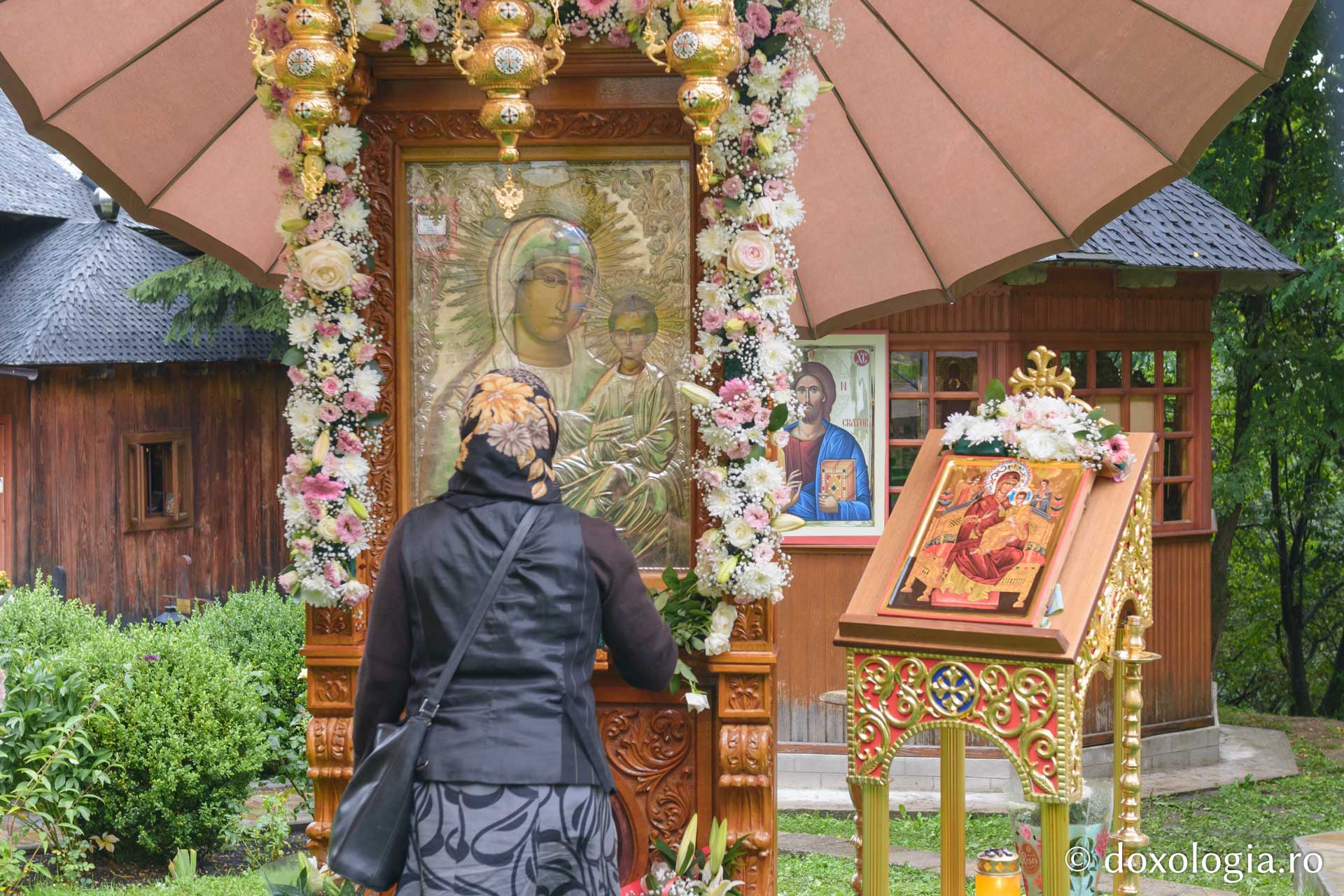 Închinare la icoana Maicii Domnului / Foto: Mihail Vrăjitoru Închinare la icoana Maicii Domnului