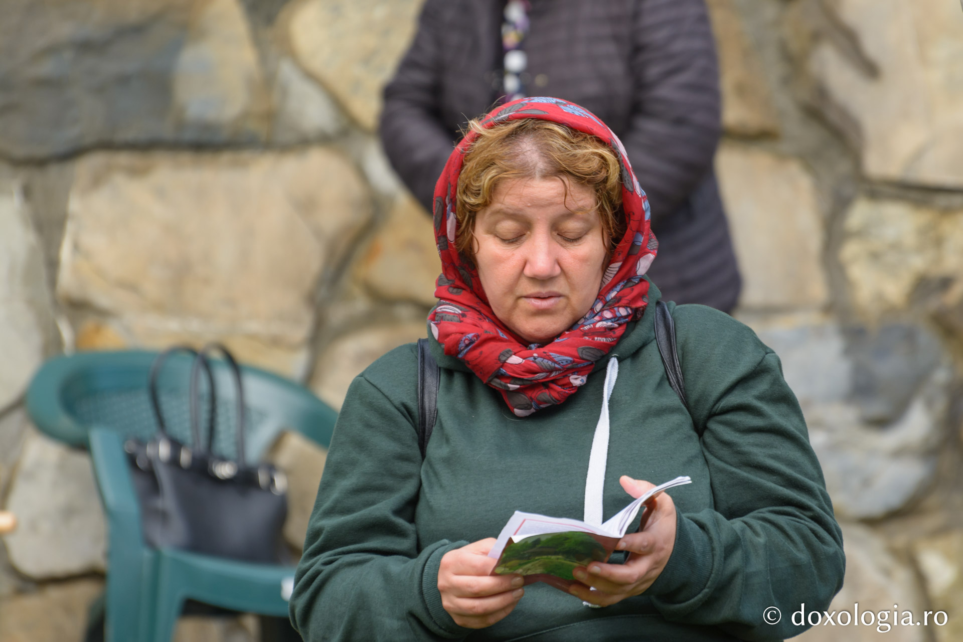 Rugăciune la Sfânta Liturghie / Foto: Mihail Vrăjitoru O femeie citește acatistul Sfintei Teodora