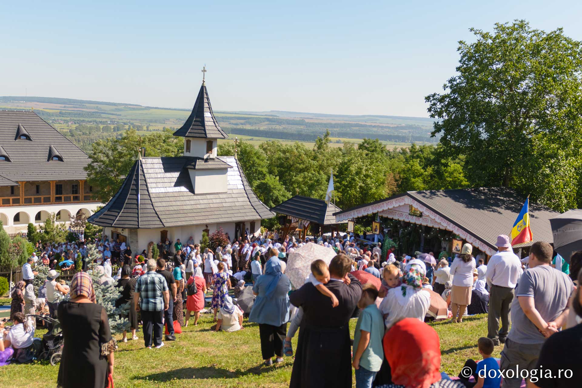 Credincioși, participând la Sfânta Liturghie