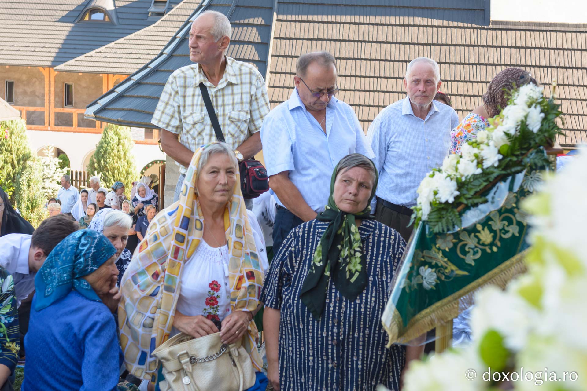 Credincioși, participând la Sfânta Liturghie