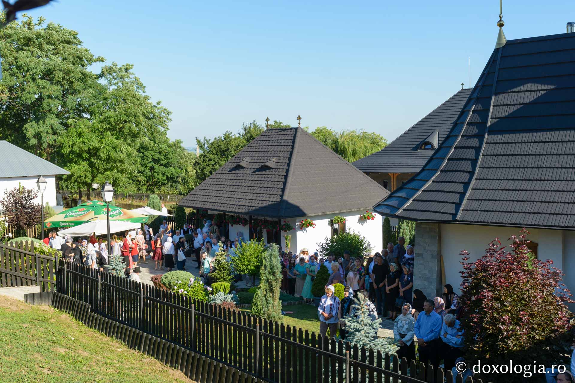 Credincioși, vizitând casa memorială a Sfântului Ioan Iacob de la Neamț