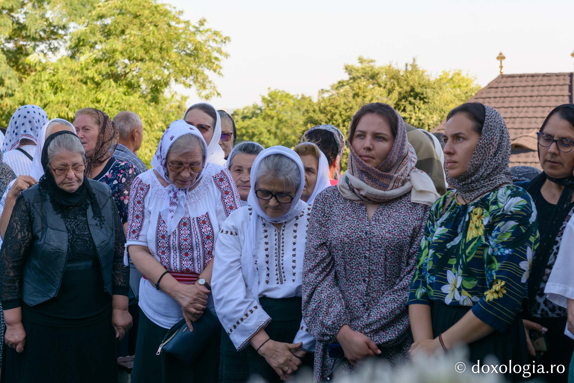 Credincioși, participând la Sfânta Liturghie
