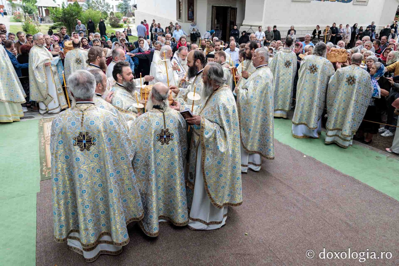 Slujba Parastasului în cadrul Sfintei Liturghii pentru cei care au trecut la Domnul / Foto: Oana Nechifor