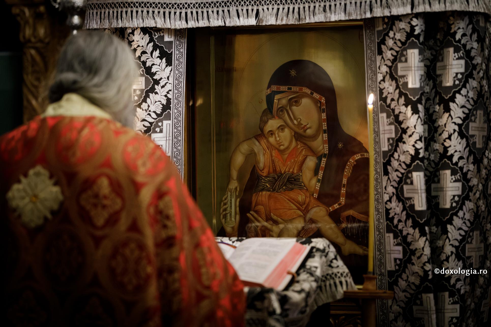 Preot citind Paraclisul Maicii Domnului / Foto: Oana Nechifor