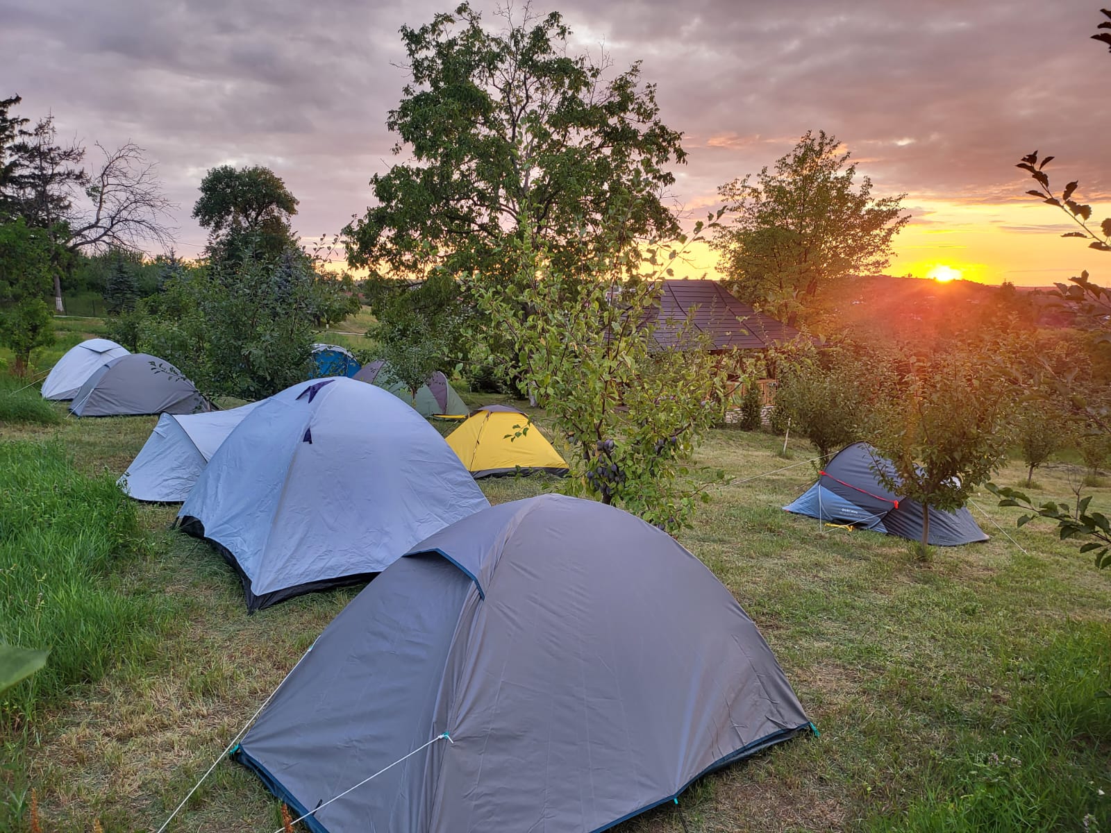 Participanții Taberei pentru copii de preoți, petrecându-și noaptea la corta