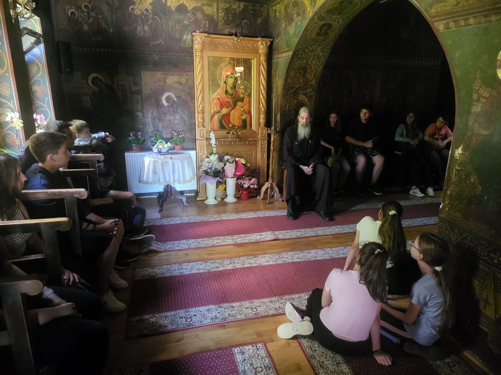 Participanții Taberei pentru copii de preoți, vizitând Mănăstirea Bucium din Iași