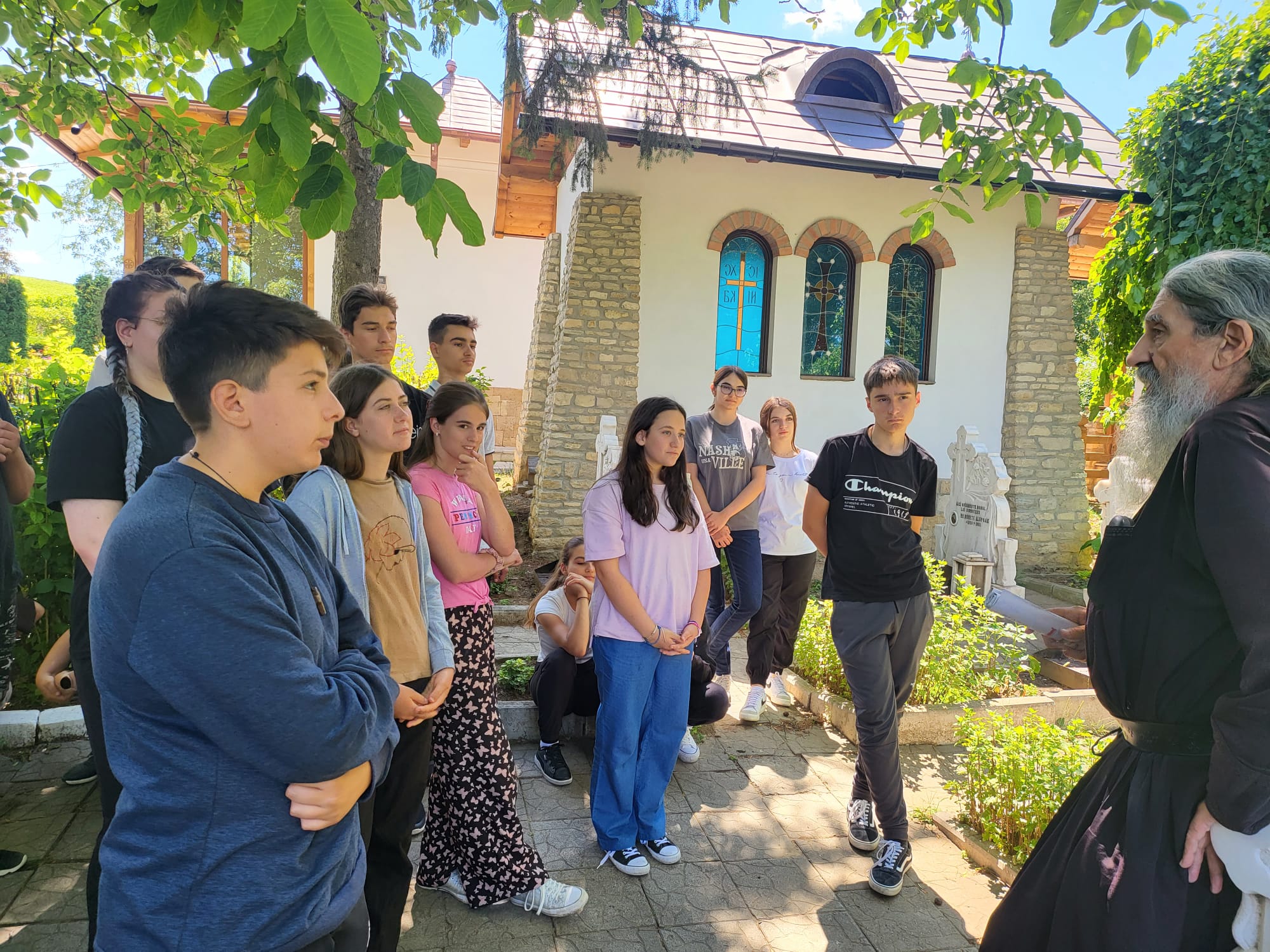 Participanții Taberei pentru copii de preoți, vizitând Mănăstirea Bucium din Iași