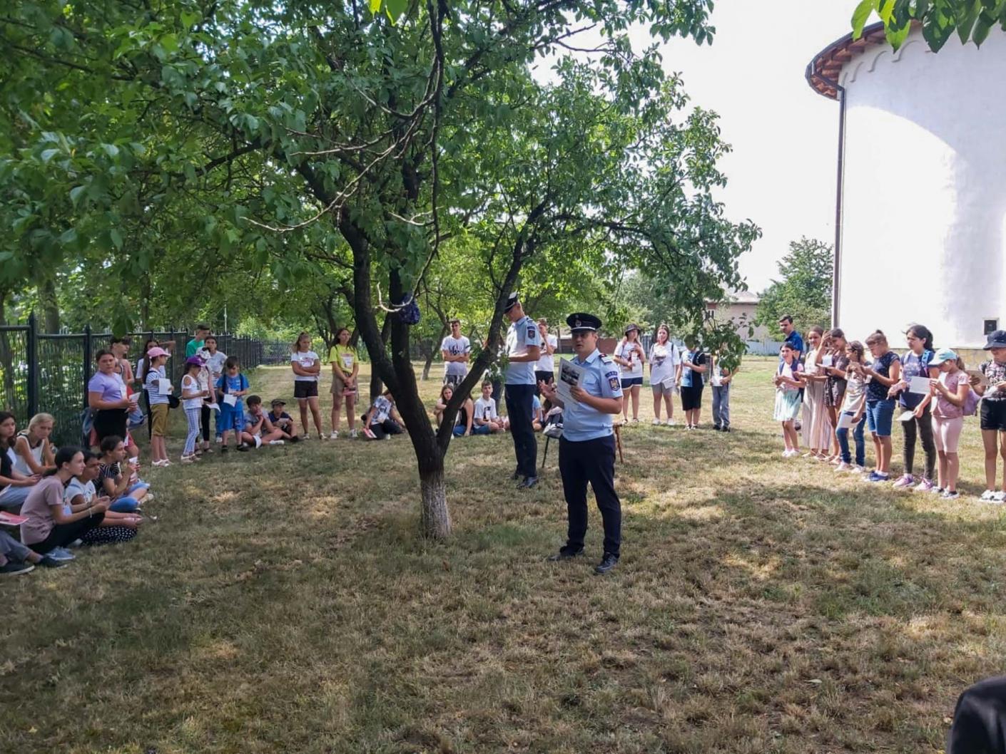 Tabăra din pridvorul satului