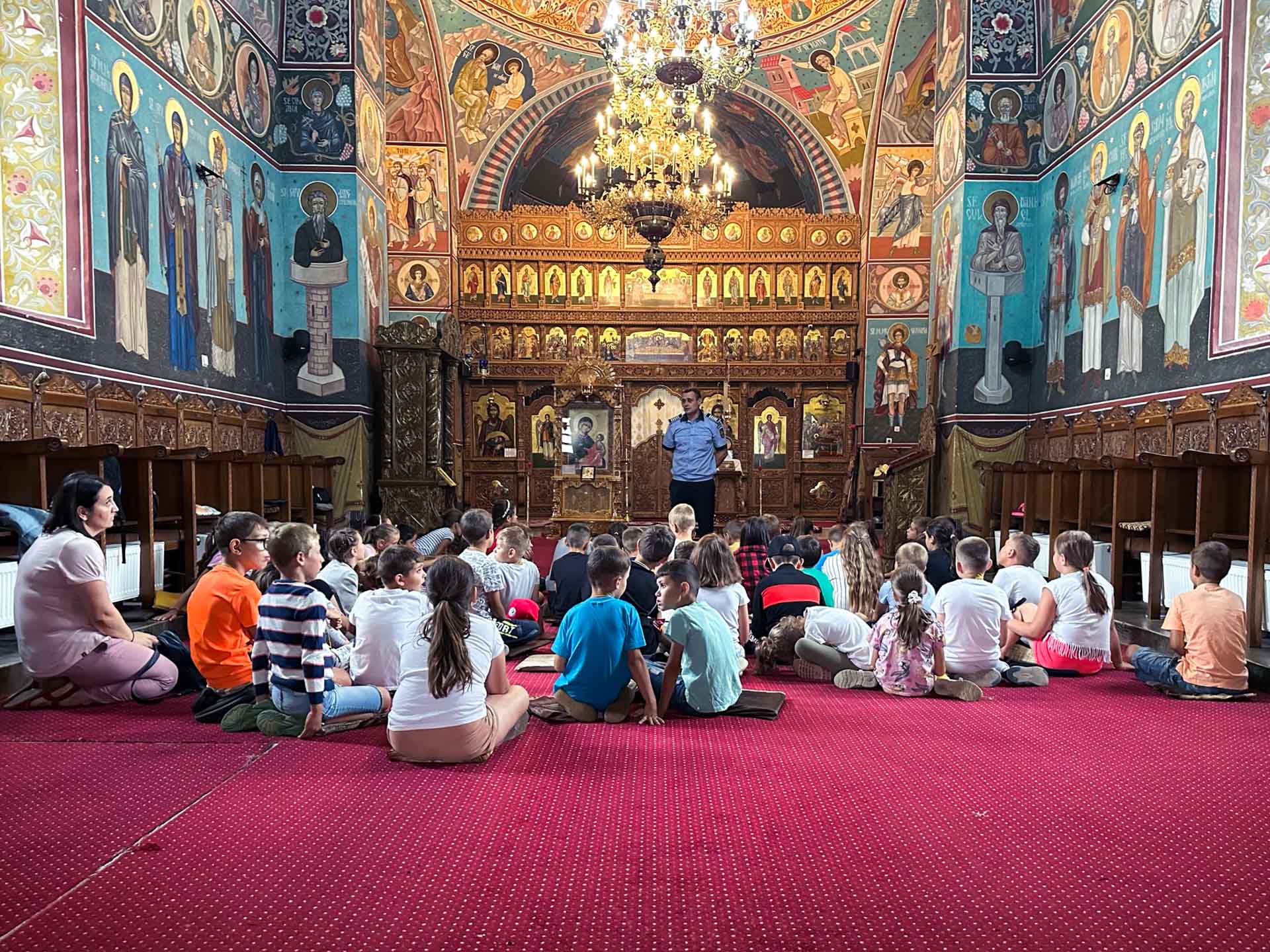 Copii în biserică