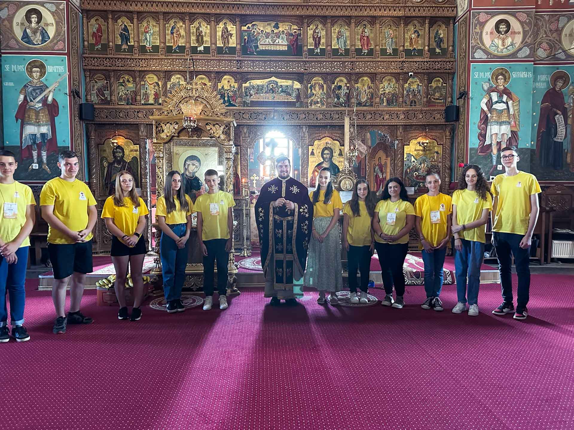 Voluntarii taberei din pridvorul satului din Totirești