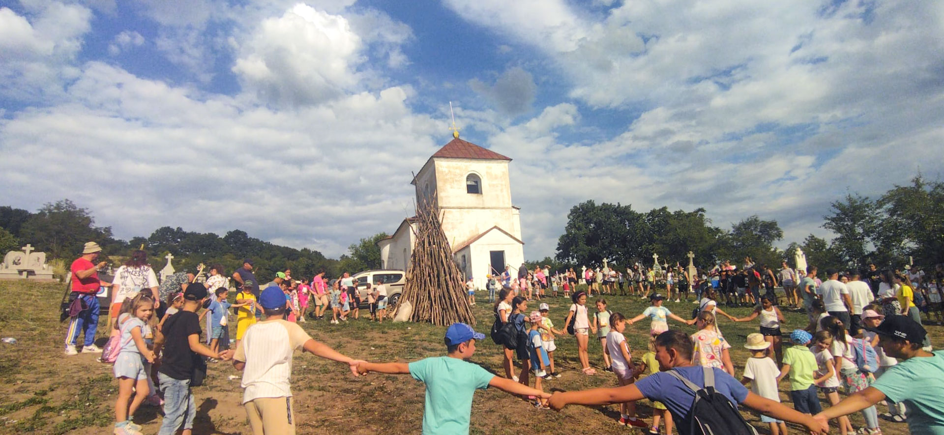 „Tabăra din pridvorul satului” la Schitu Duca Copii în jurul focului de tabără